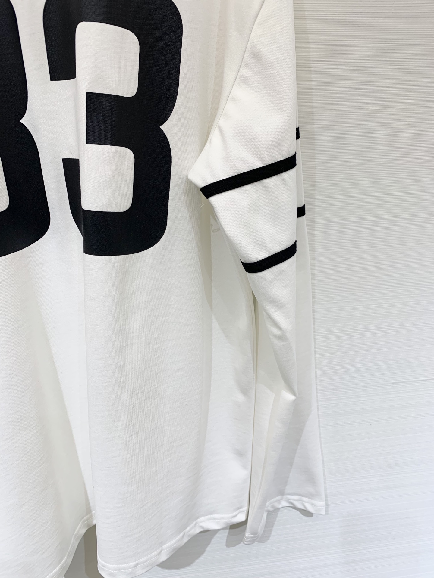 CH克罗心 25早秋新款 印花打底长袖T恤 手袖采用了双螺纹工艺 梵文和33号印花非常显眼 配色休闲 宽