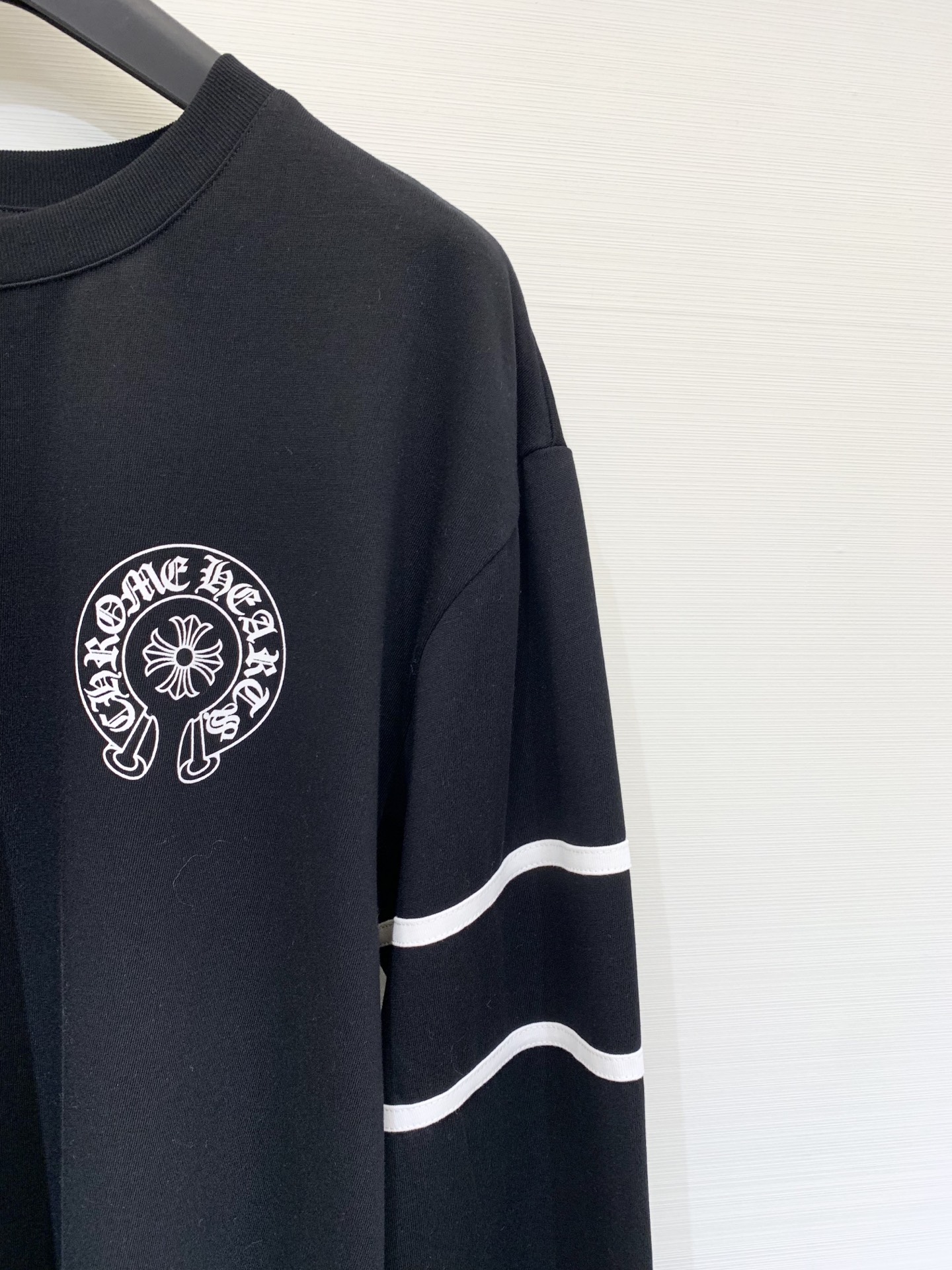 CH克罗心 25早秋新款 印花打底长袖T恤 手袖采用了双螺纹工艺 梵文和33号印花非常显眼 配色休闲 宽