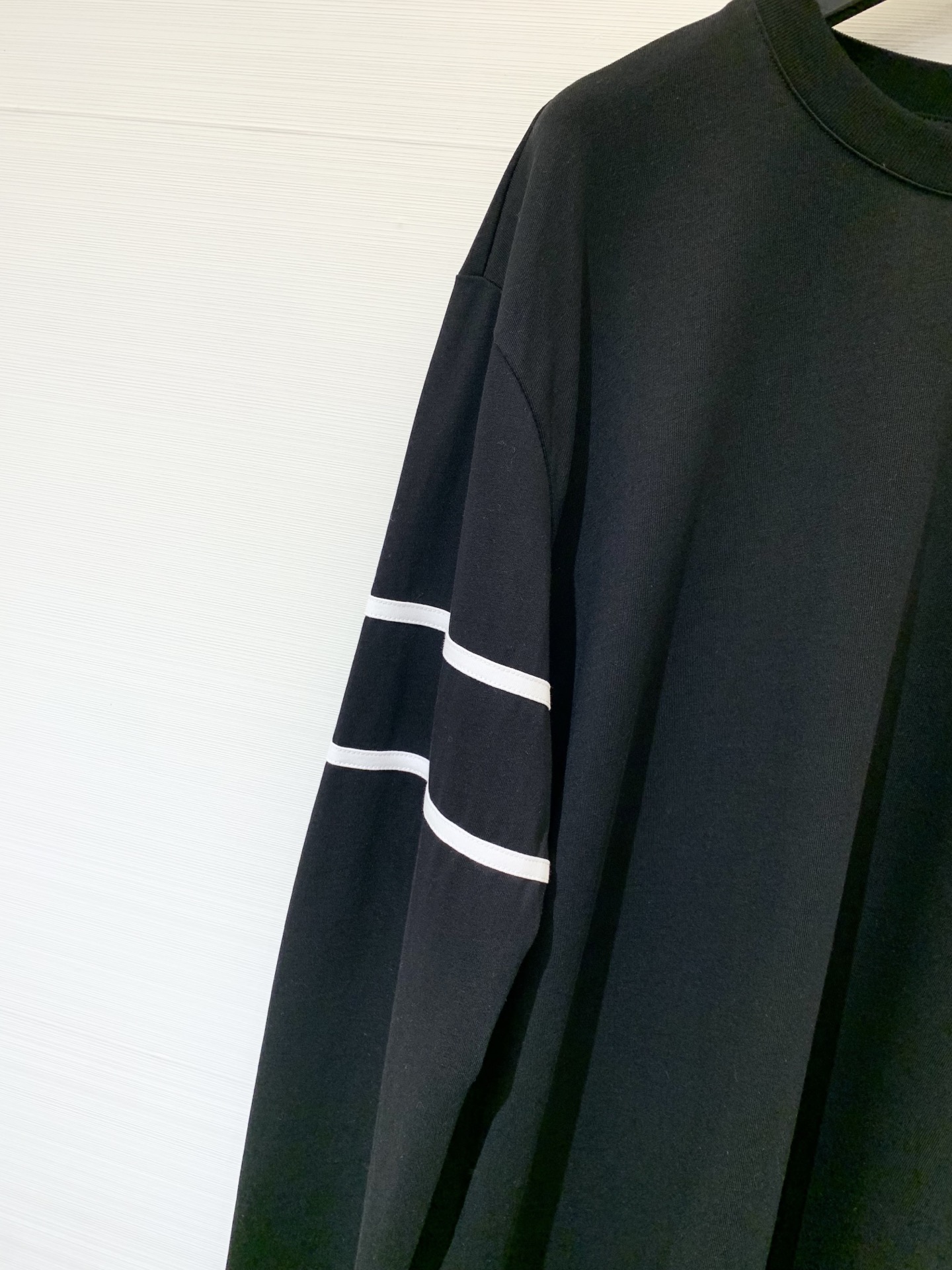 CH克罗心 25早秋新款 印花打底长袖T恤 手袖采用了双螺纹工艺 梵文和33号印花非常显眼 配色休闲 宽