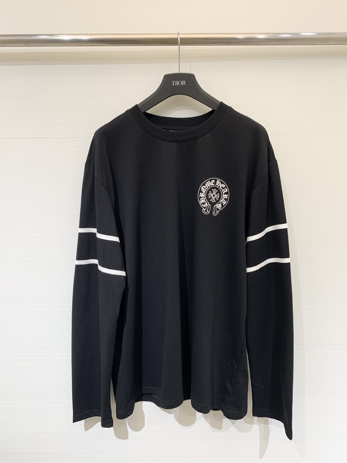 NO:494907,CH Croxin 25 early autumn new style printed base long-sleeved T-shirt. The hand sleeves are double threaded. Sanskrit and No. 33 prints are very conspicuous. The color matching is casual. The loose style is more casual and age-reducing. Two-color sm, chrome hearts, tees, t-shirt, alexander wang19860909CH克罗心 25早秋新款 印花打底长袖T恤 手袖采用了双螺纹工艺 梵文和33号印花非常显眼 配色休闲 宽松版型更是休闲减龄 两色sm,,chrome hearts,tees，t-shirt,alexander wang,Women's clothing