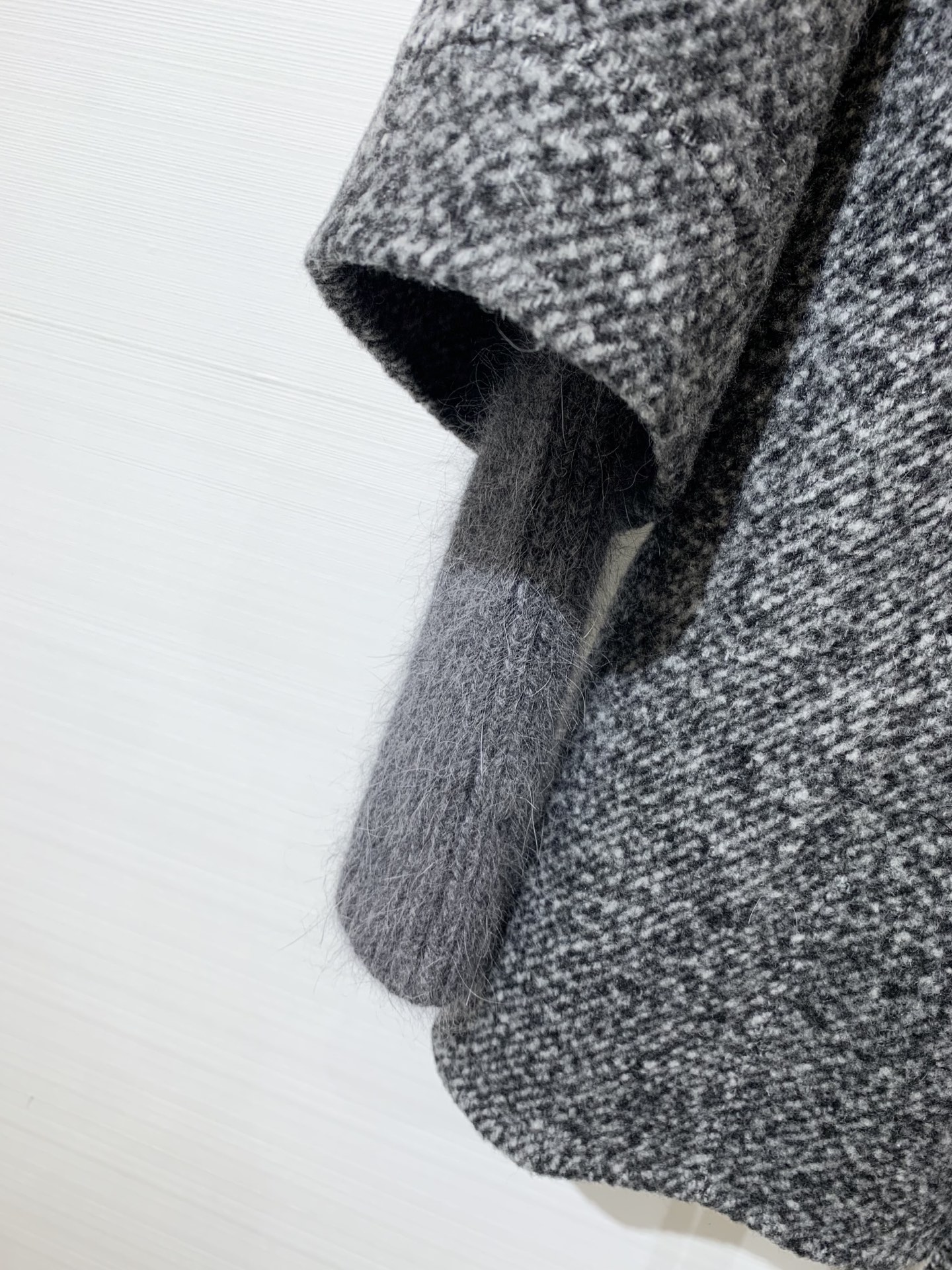 Dior 25秋冬新款 🩶雪花灰针织袖收腰双面羊绒大衣 超有设计感针织袖设计 定制10%羊绒90羊羔毛面