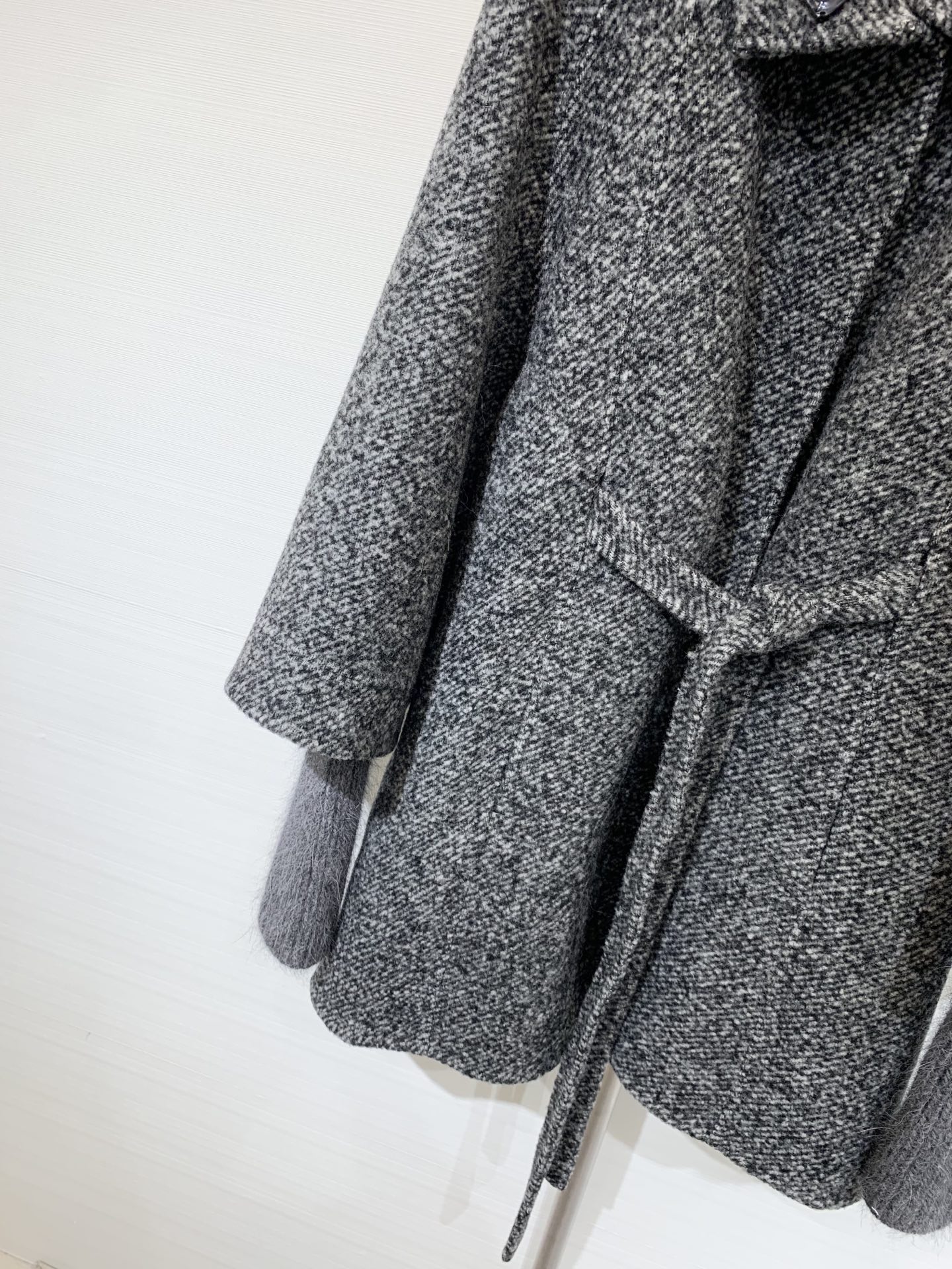 Dior 25秋冬新款 🩶雪花灰针织袖收腰双面羊绒大衣 超有设计感针织袖设计 定制10%羊绒90羊羔毛面