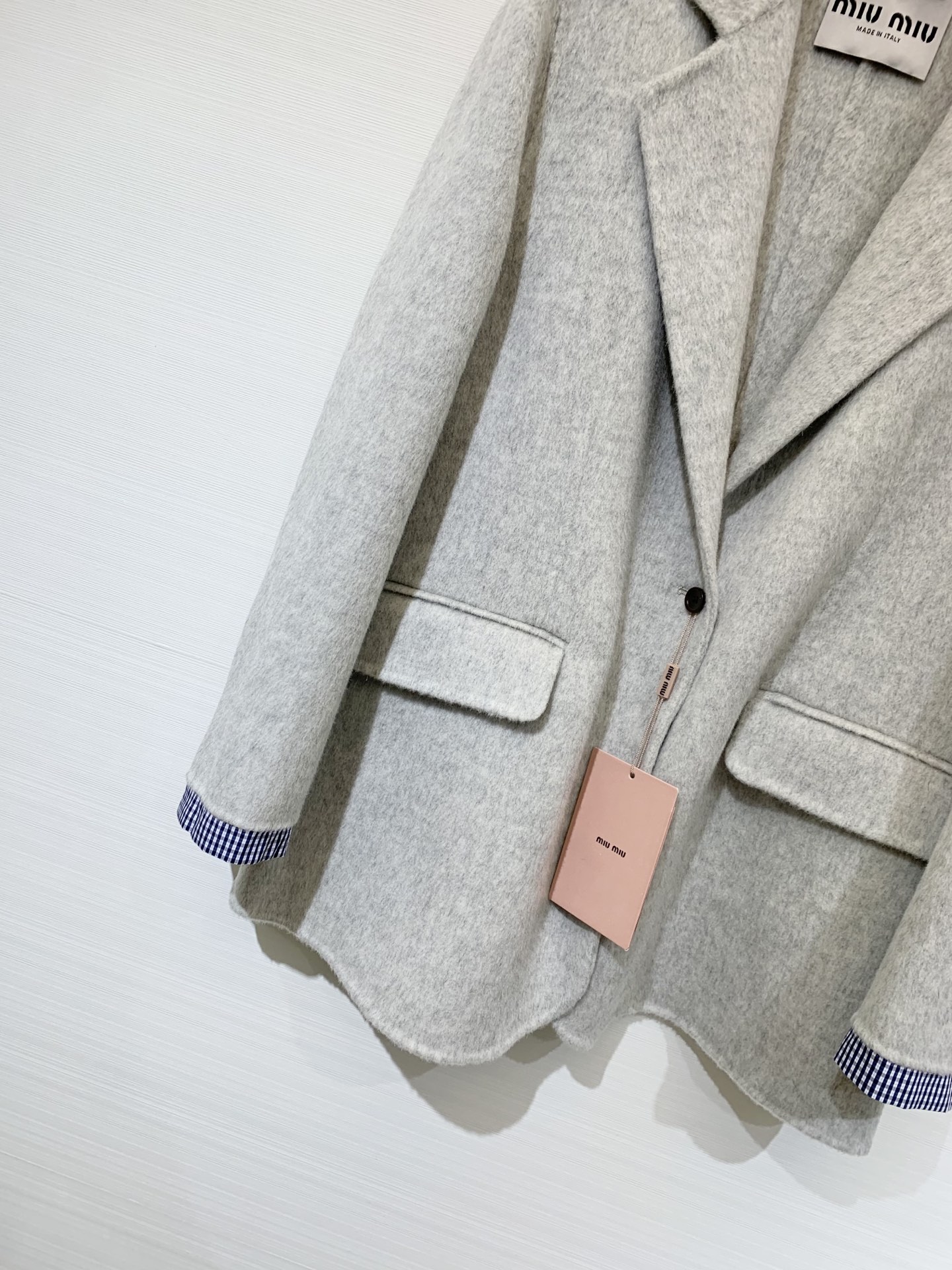 MIUMI* 🖤🤍25秋冬新款 单排一粒扣双面羊绒西服外套 选用10%羊绒90%羊毛混纺面料 经典格纹拼