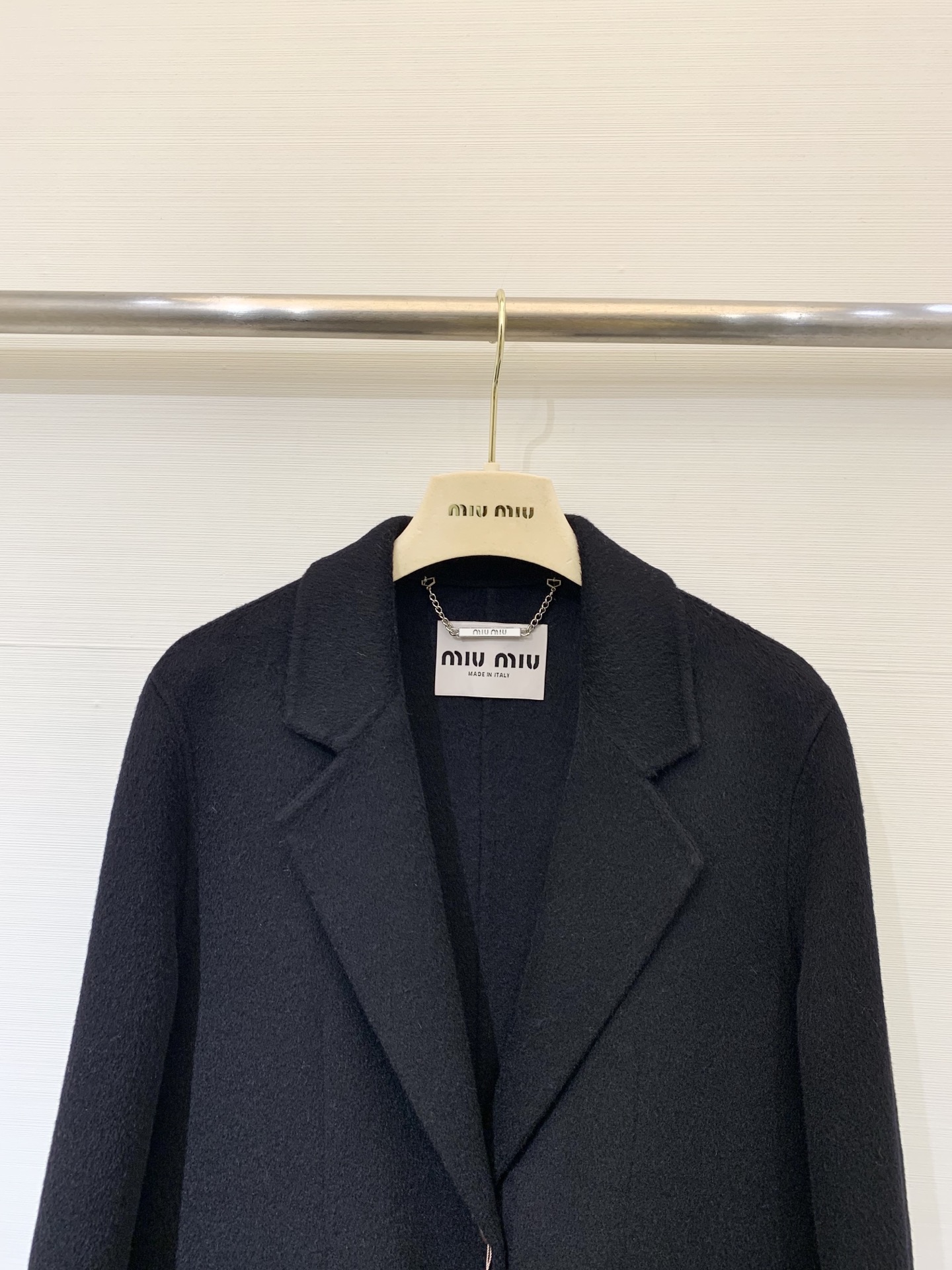 MIUMI* 🖤🤍25秋冬新款 单排一粒扣双面羊绒西服外套 选用10%羊绒90%羊毛混纺面料 经典格纹拼