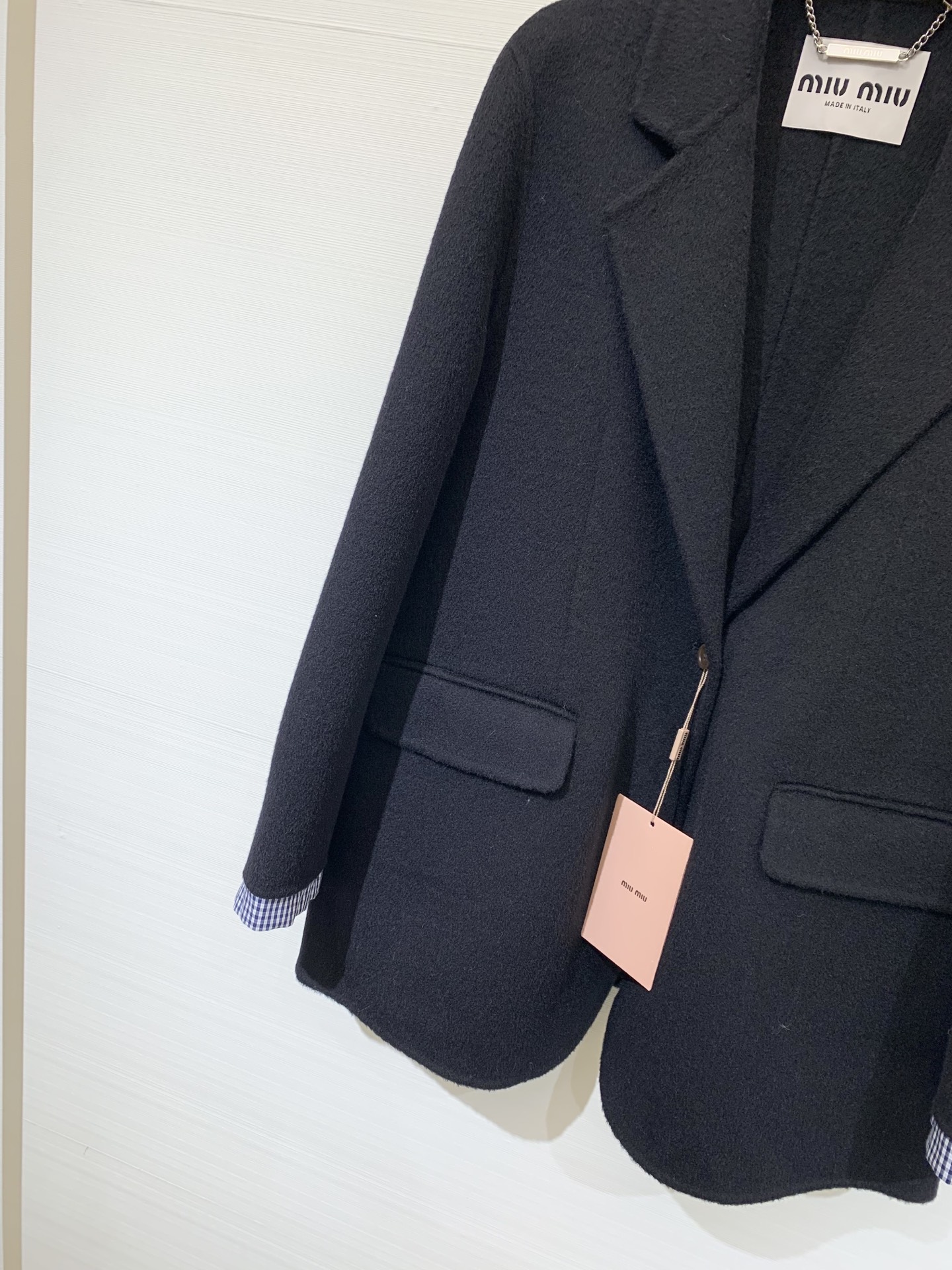 MIUMI* 🖤🤍25秋冬新款 单排一粒扣双面羊绒西服外套 选用10%羊绒90%羊毛混纺面料 经典格纹拼