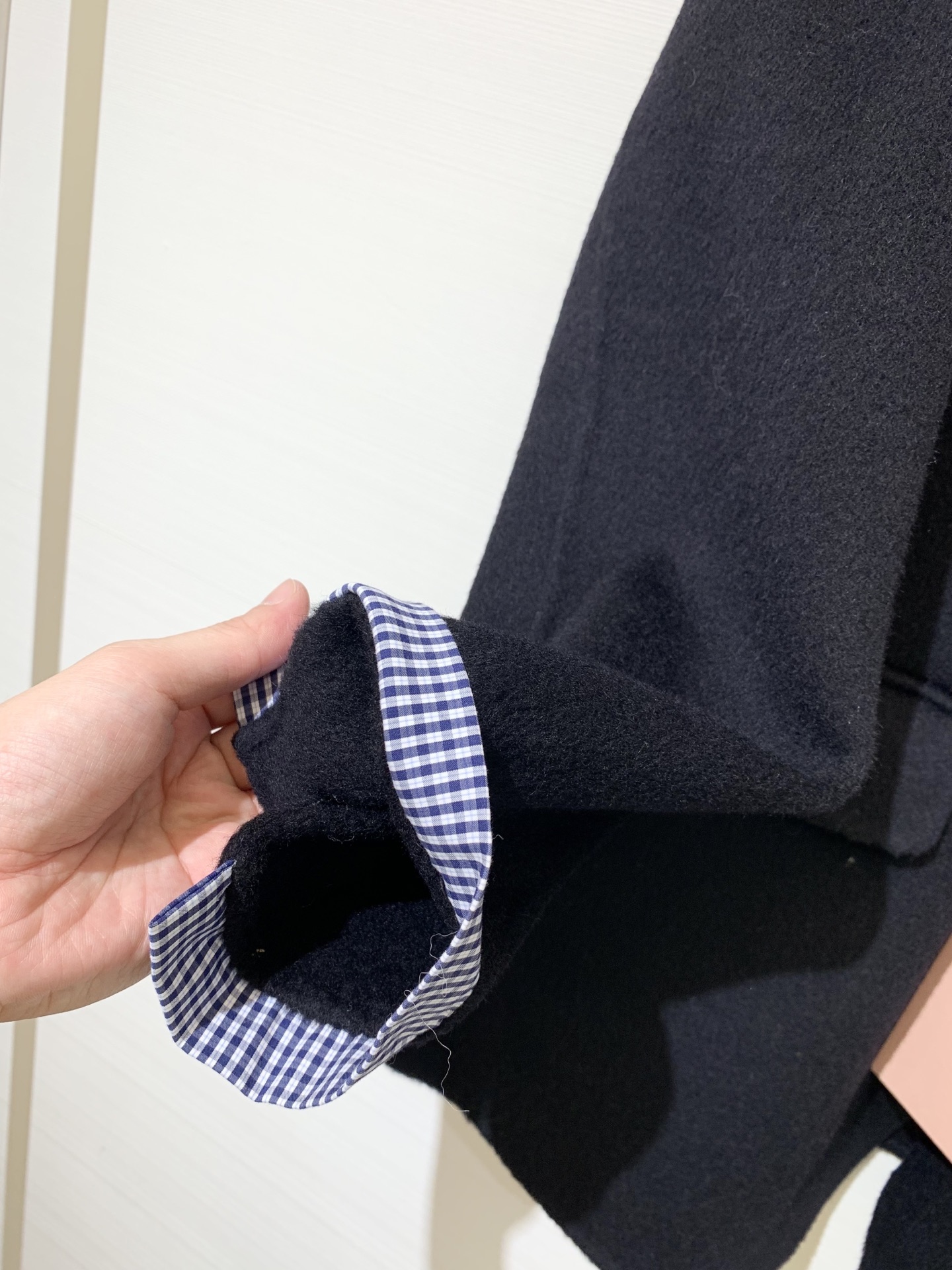 MIUMI* 🖤🤍25秋冬新款 单排一粒扣双面羊绒西服外套 选用10%羊绒90%羊毛混纺面料 经典格纹拼