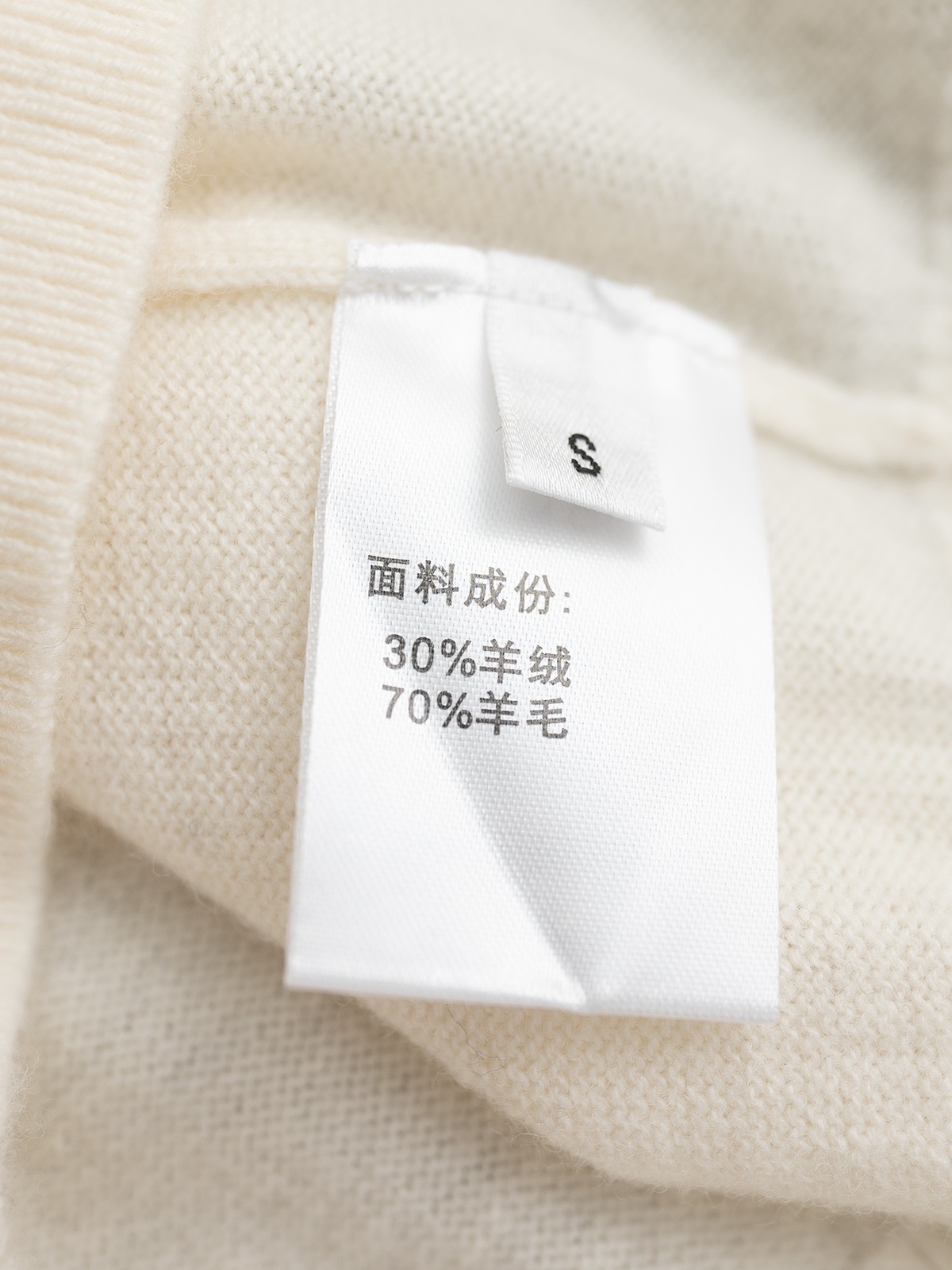 BC 25秋冬新款 吊带V领羊绒针织衫 单边织法 V领设计 两根装饰吊带 吊带面车有品牌独有韩产珠链 辨