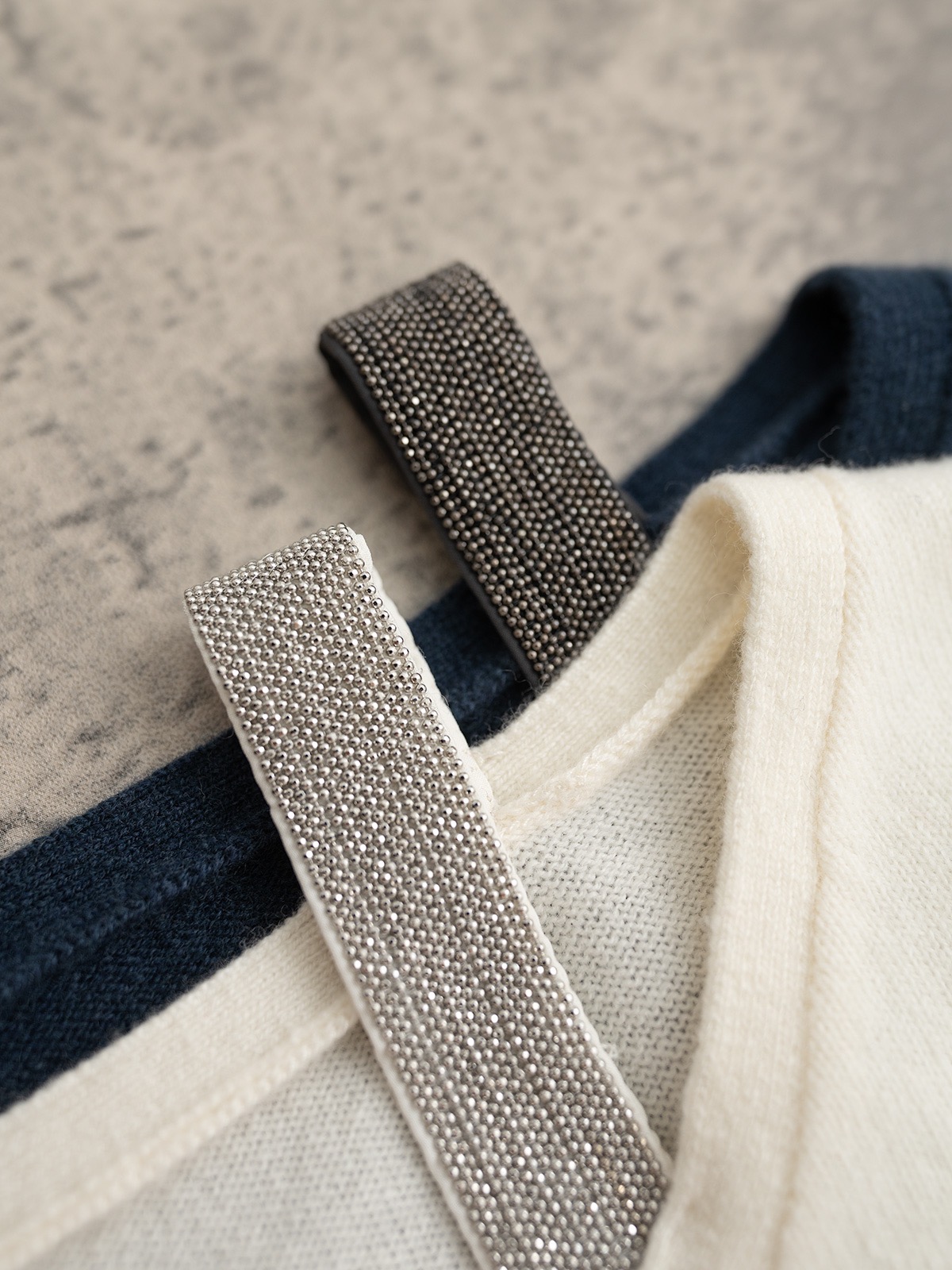 BC 25秋冬新款 吊带V领羊绒针织衫 单边织法 V领设计 两根装饰吊带 吊带面车有品牌独有韩产珠链 辨