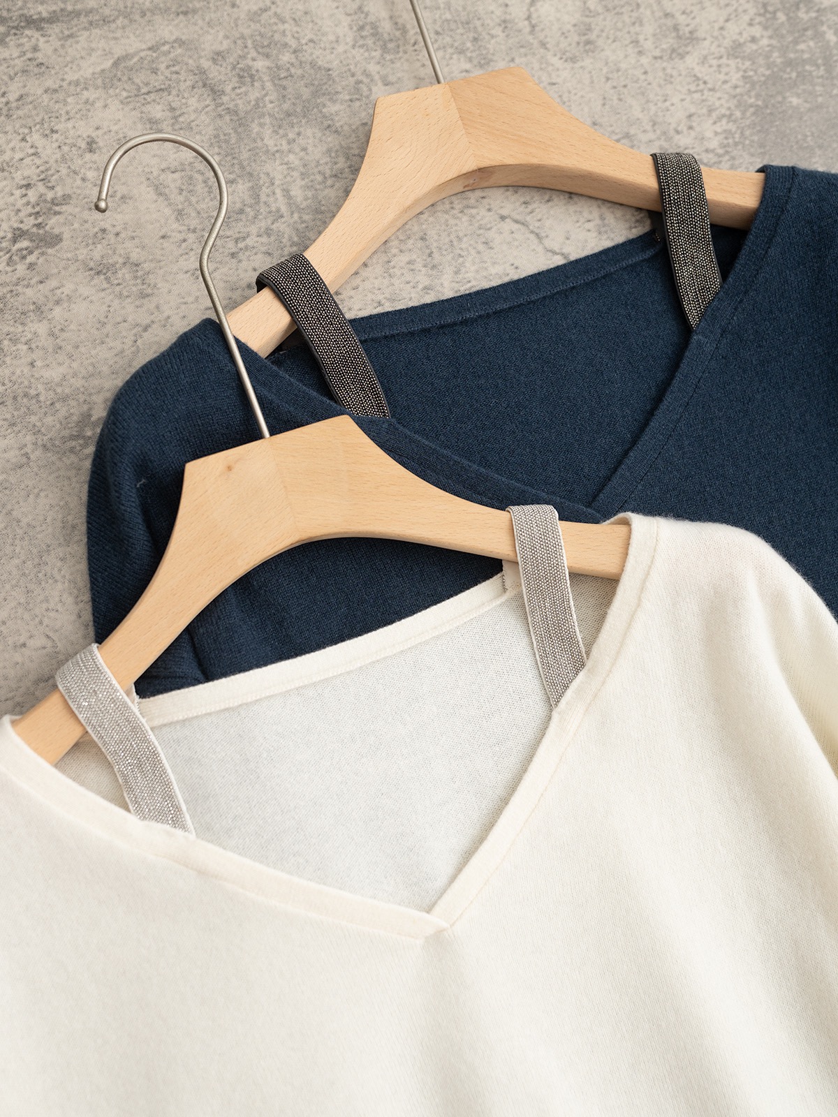 BC 25秋冬新款 吊带V领羊绒针织衫 单边织法 V领设计 两根装饰吊带 吊带面车有品牌独有韩产珠链 辨