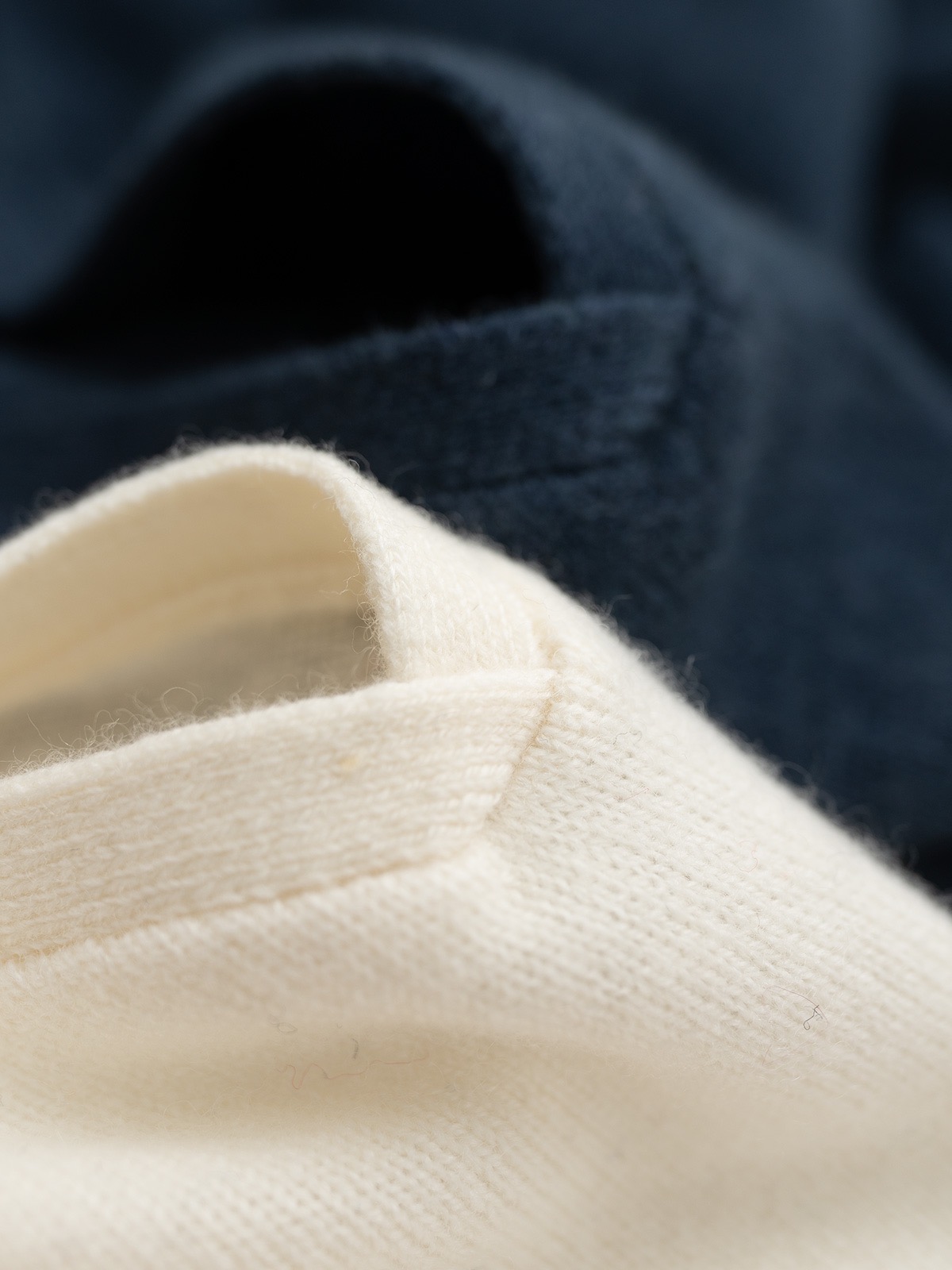 BC 25秋冬新款 吊带V领羊绒针织衫 单边织法 V领设计 两根装饰吊带 吊带面车有品牌独有韩产珠链 辨