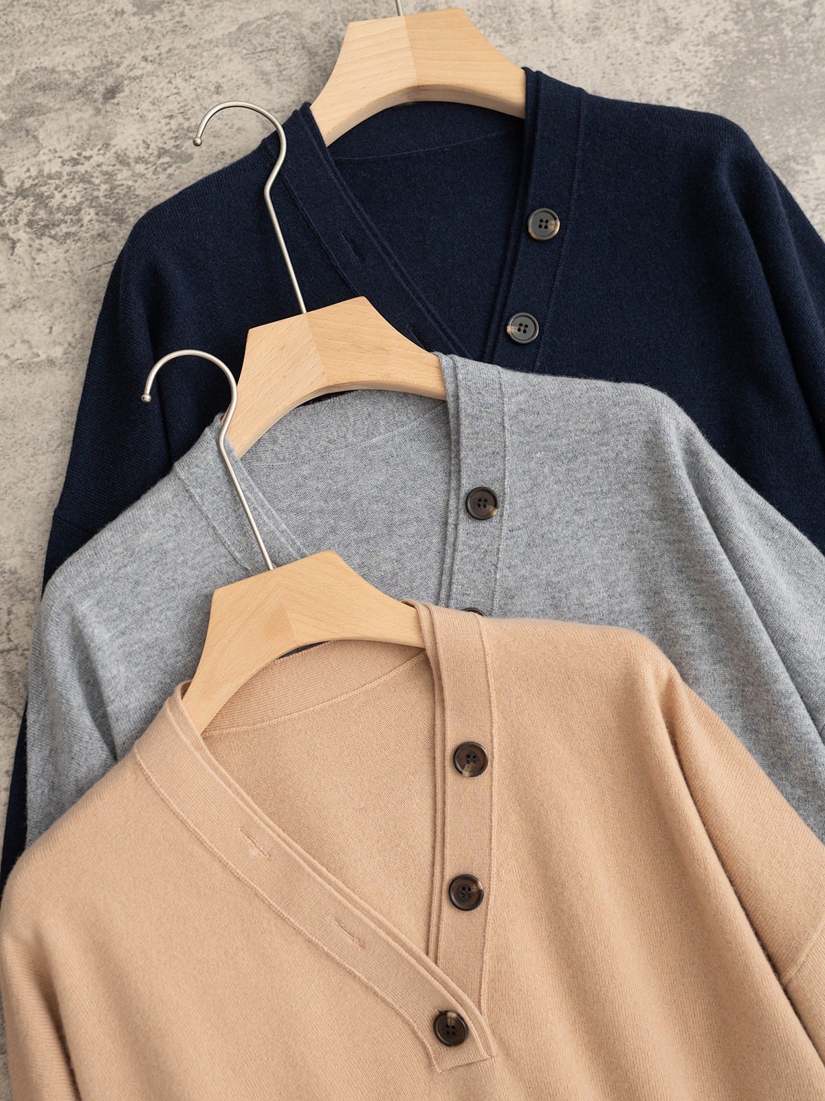 BC 25秋冬新款 双层V领纽扣羊绒针织长袖 单边织法 双层V领设计 宽松版型落肩袖 羊绒羊毛混纺纱线 