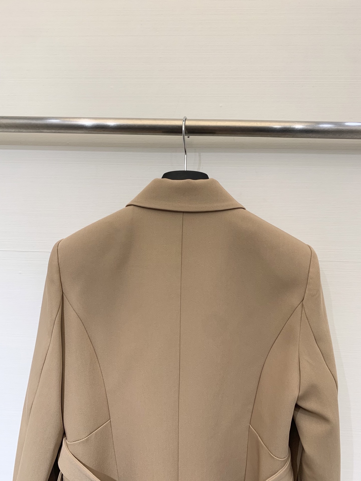 DIOR 25秋冬新品 经典翻领双排扣西服风衣外套 定制斜纹风衣面料 质感挺括有型又高级 双侧口袋装饰点