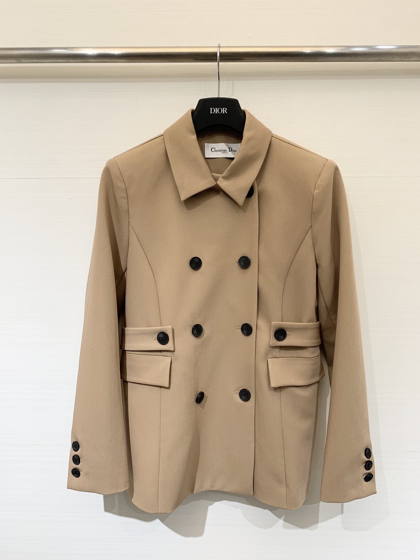 DIOR 25秋冬新品 经典翻领双排扣西服风衣外套 定制斜纹风衣面料 质感挺括有型又高级 双侧口袋装饰点