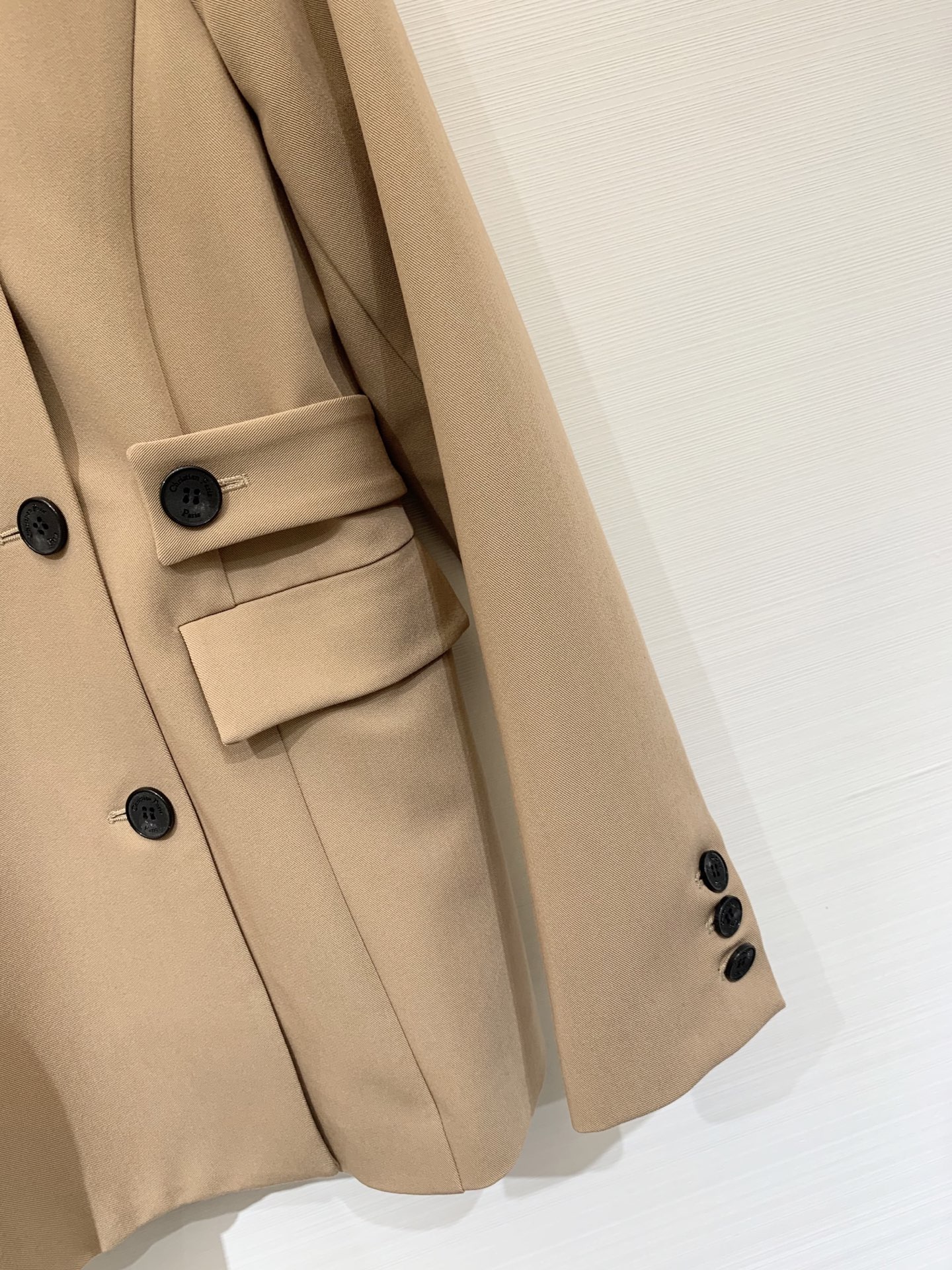 DIOR 25秋冬新品 经典翻领双排扣西服风衣外套 定制斜纹风衣面料 质感挺括有型又高级 双侧口袋装饰点
