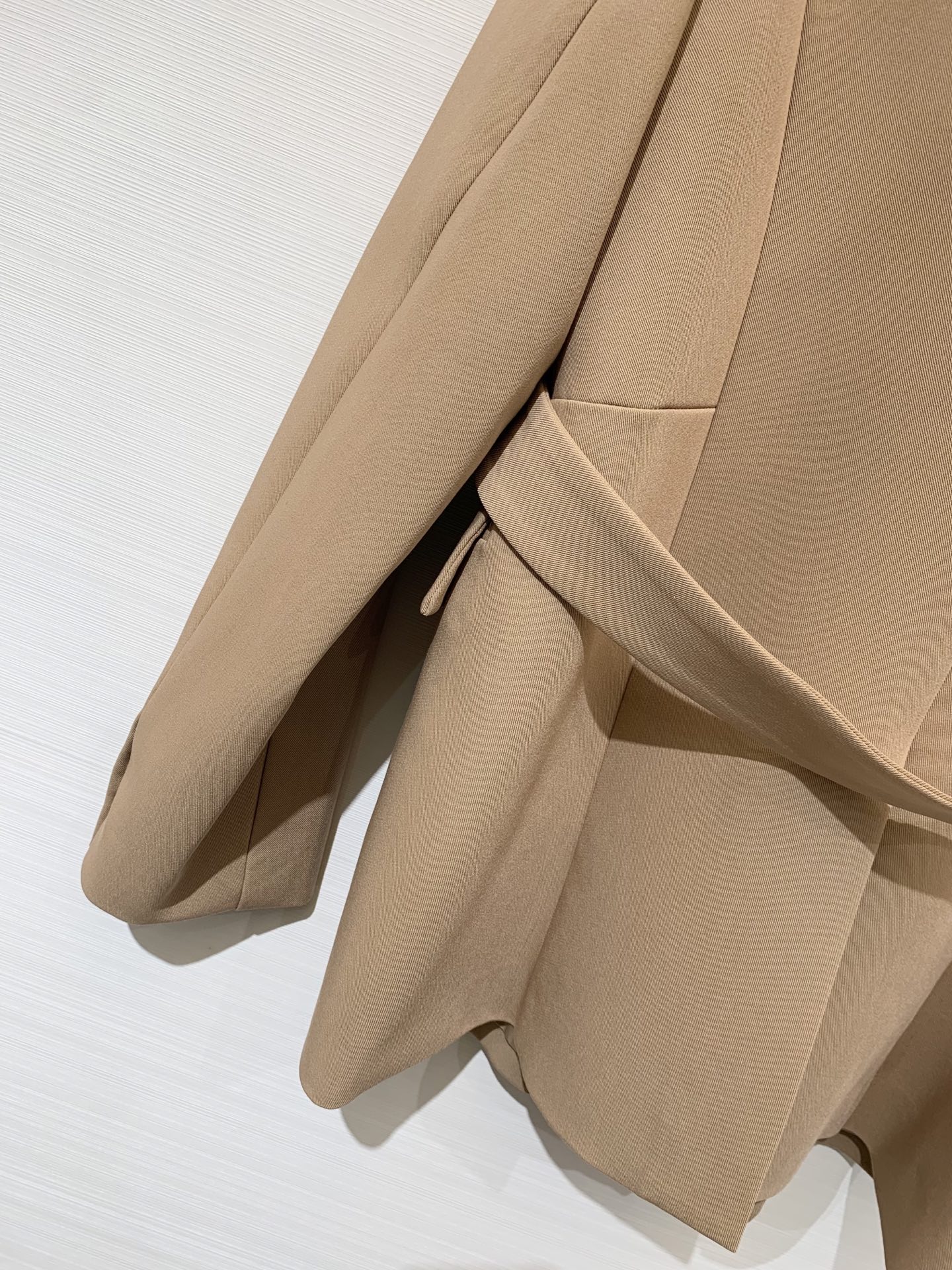 DIOR 25秋冬新品 经典翻领双排扣西服风衣外套 定制斜纹风衣面料 质感挺括有型又高级 双侧口袋装饰点