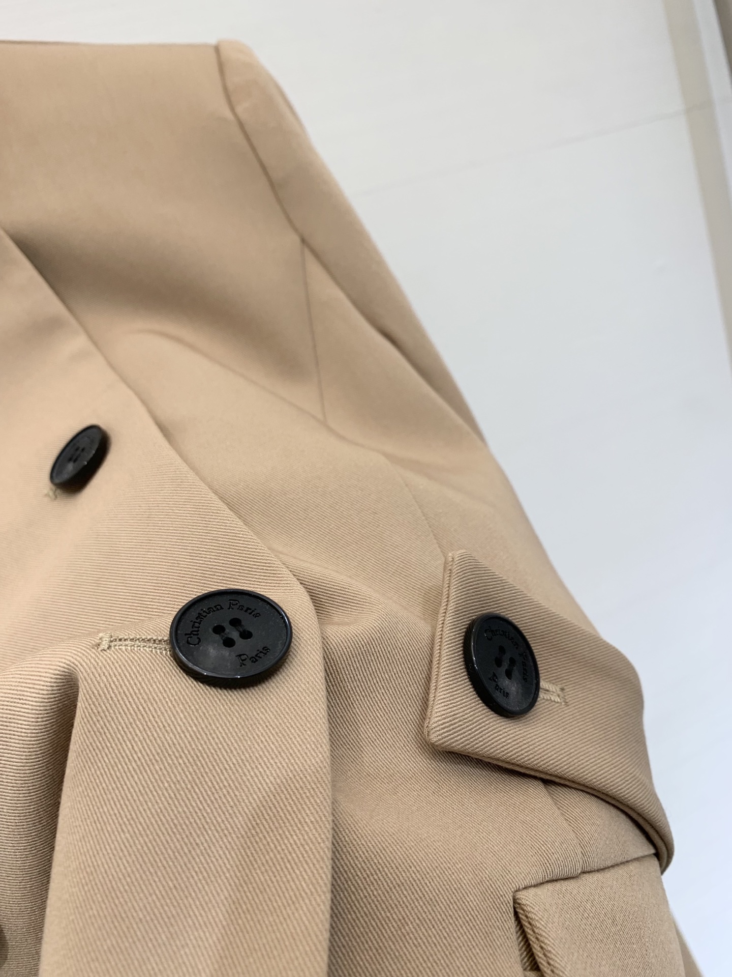 DIOR 25秋冬新品 经典翻领双排扣西服风衣外套 定制斜纹风衣面料 质感挺括有型又高级 双侧口袋装饰点