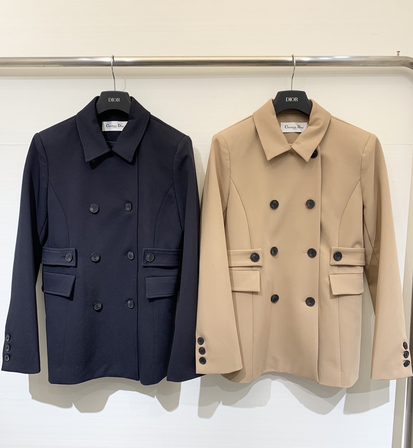 NO:494923,DIOR 25 autumn and winter new products, classic lapel double-breasted suit windbreaker jacket, customized twill windbreaker fabric, crisp and stylish and high-end texture, double-sided pocket decoration, illuminated shape, charming British elegant temperament style, sml, dior, jackets & coats, alexander wang19860909DIOR 25秋冬新品 经典翻领双排扣西服风衣外套 定制斜纹风衣面料 质感挺括有型又高级 双侧口袋装饰点亮造型 魅力英伦优雅气质风 码数sml,,dior,jackets & coats,alexander wang,Women's clothing