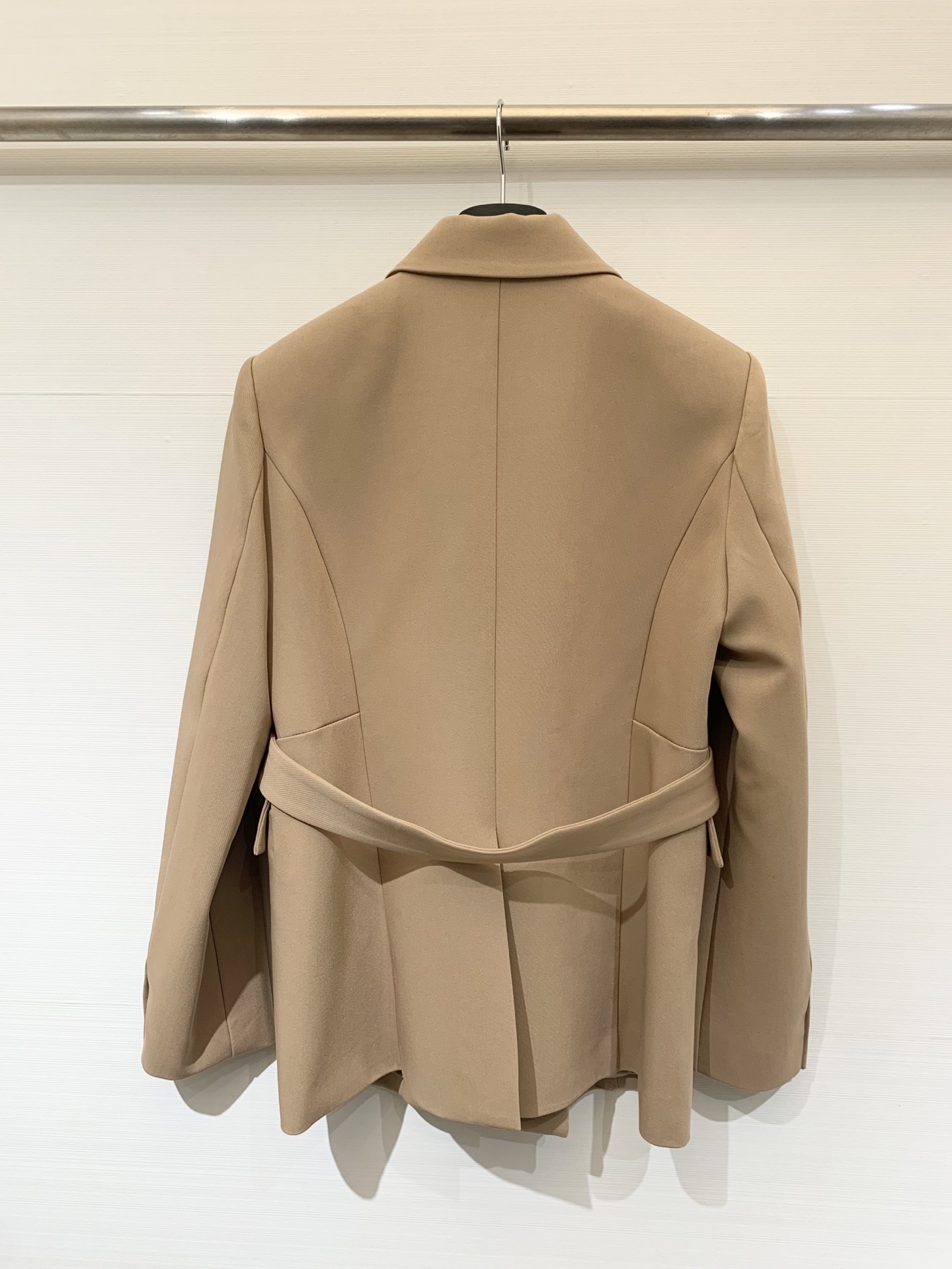 DIOR 25秋冬新品 经典翻领双排扣西服风衣外套 定制斜纹风衣面料 质感挺括有型又高级 双侧口袋装饰点