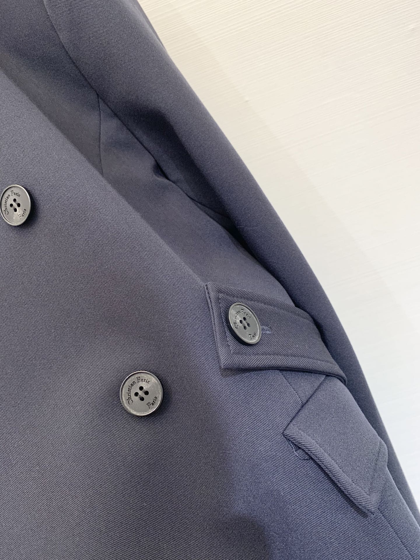 DIOR 25秋冬新品 经典翻领双排扣西服风衣外套 定制斜纹风衣面料 质感挺括有型又高级 双侧口袋装饰点