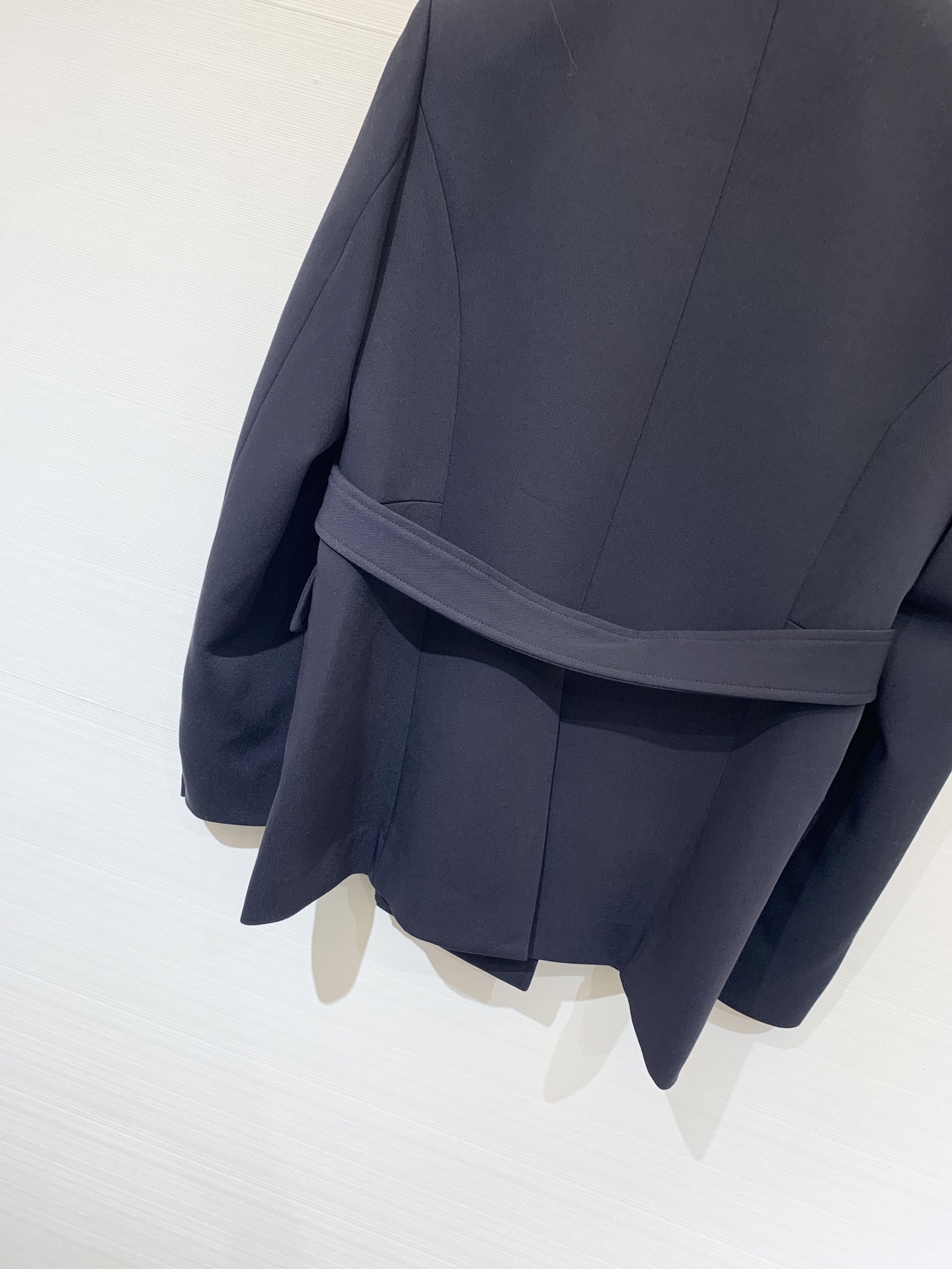 DIOR 25秋冬新品 经典翻领双排扣西服风衣外套 定制斜纹风衣面料 质感挺括有型又高级 双侧口袋装饰点