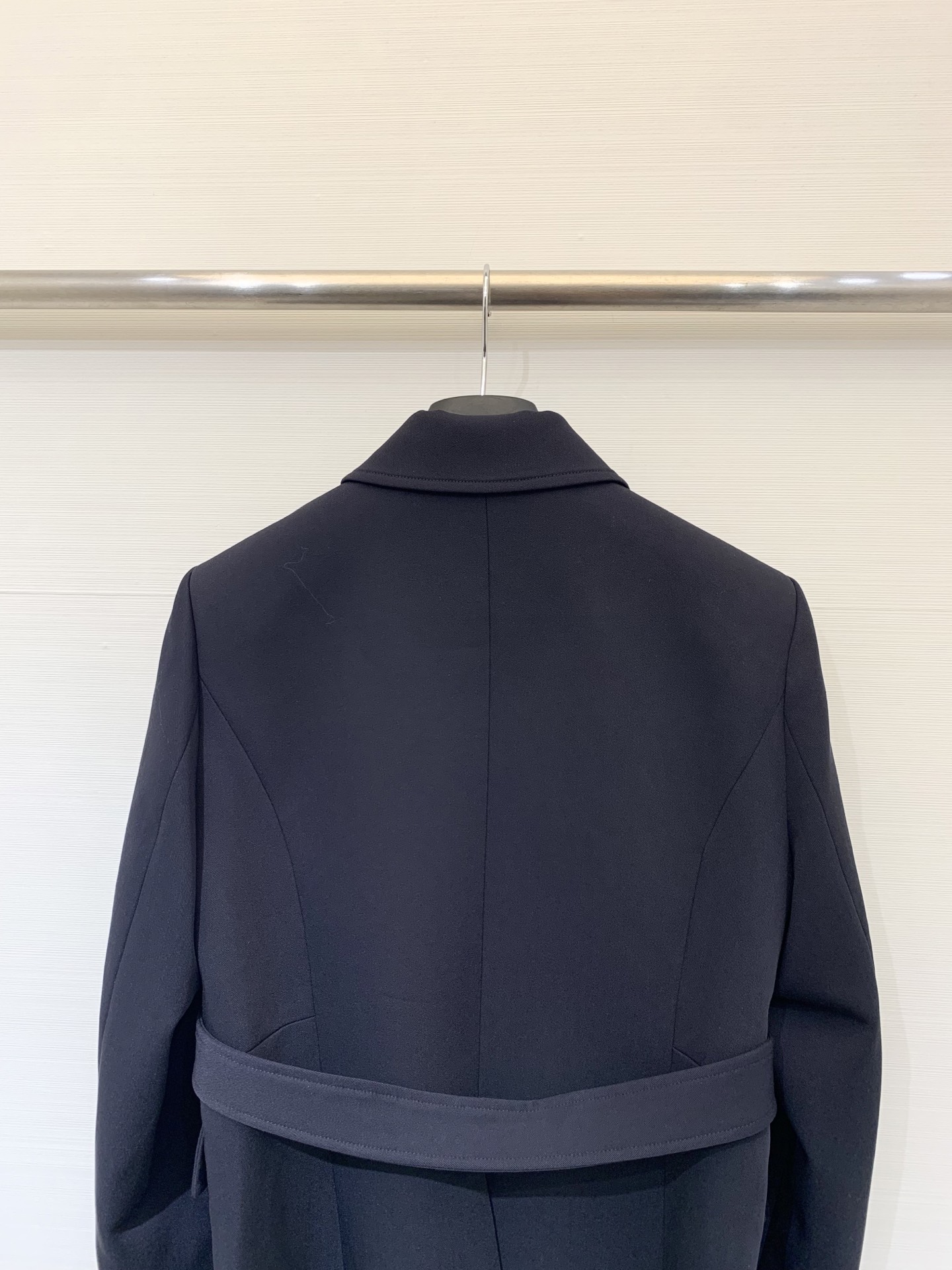 DIOR 25秋冬新品 经典翻领双排扣西服风衣外套 定制斜纹风衣面料 质感挺括有型又高级 双侧口袋装饰点