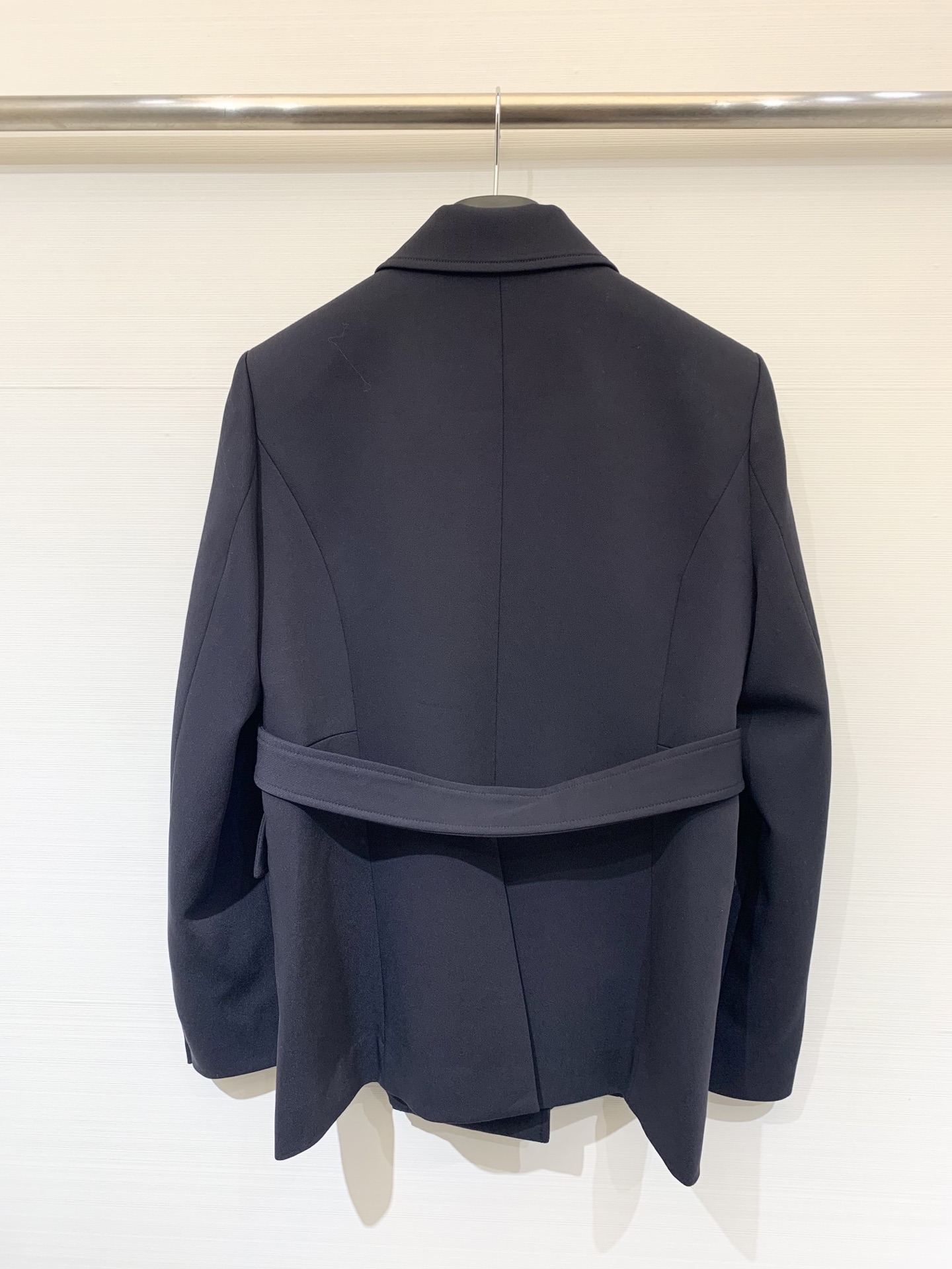 DIOR 25秋冬新品 经典翻领双排扣西服风衣外套 定制斜纹风衣面料 质感挺括有型又高级 双侧口袋装饰点