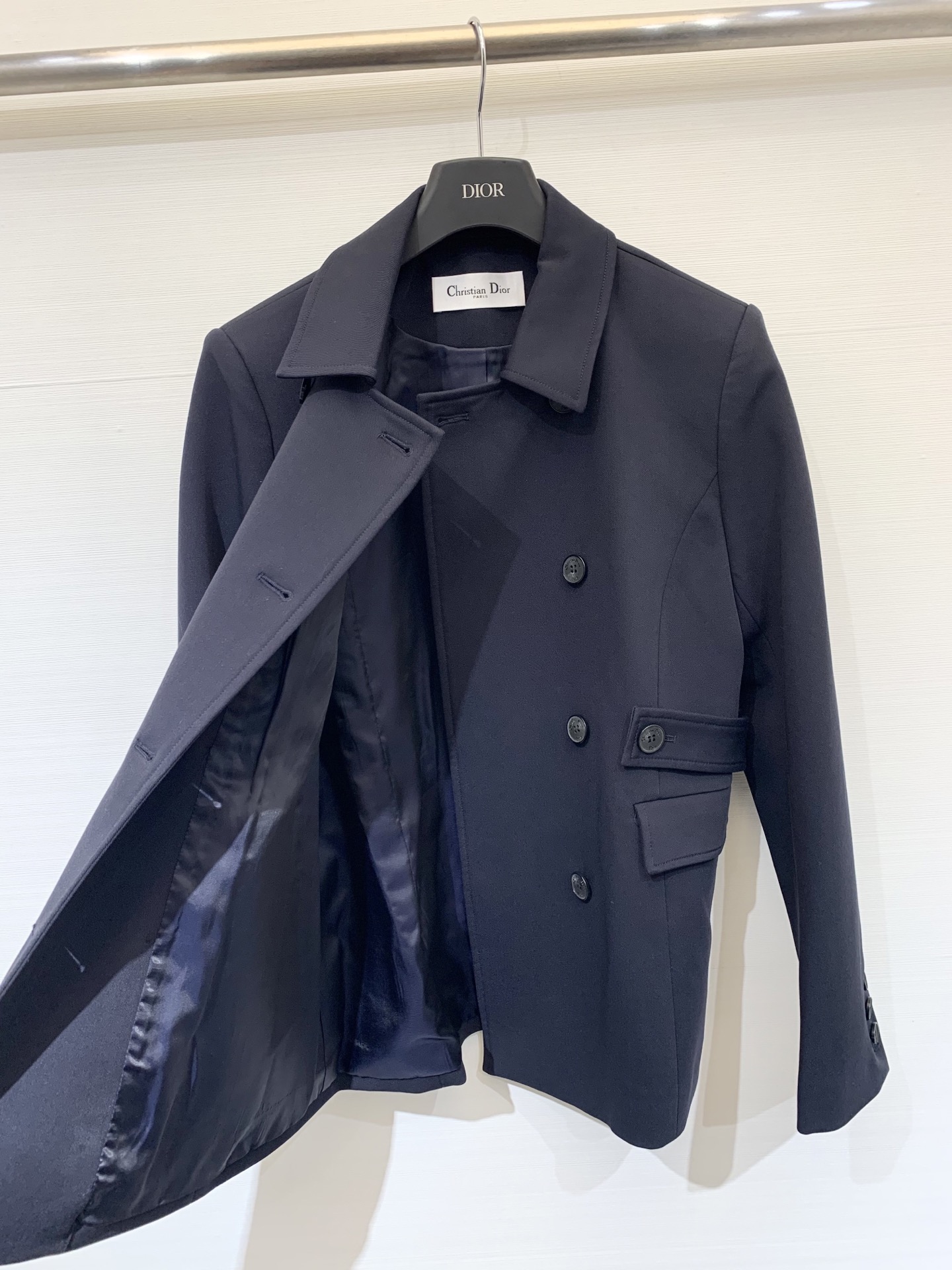 DIOR 25秋冬新品 经典翻领双排扣西服风衣外套 定制斜纹风衣面料 质感挺括有型又高级 双侧口袋装饰点