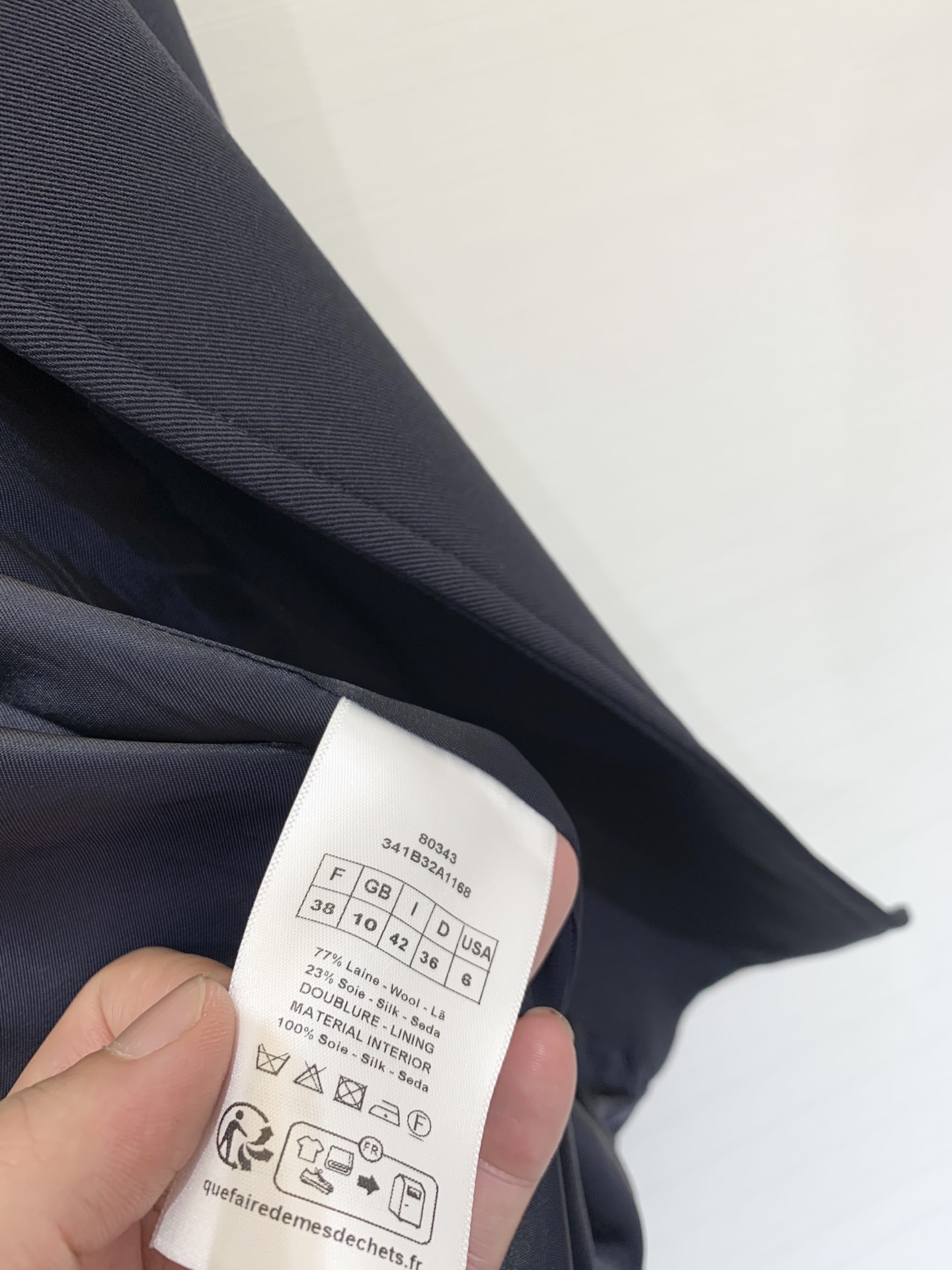 DIOR 25秋冬新品 经典翻领双排扣西服风衣外套 定制斜纹风衣面料 质感挺括有型又高级 双侧口袋装饰点