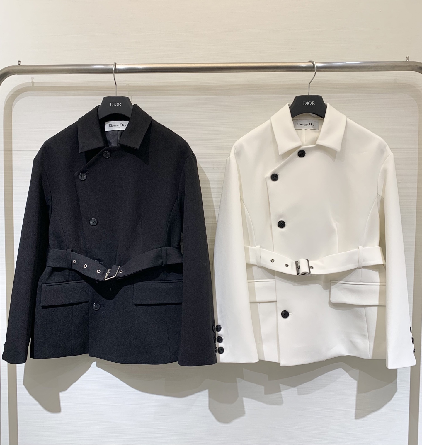 NO:494903,Dior 25 autumn and winter new style, diagonal buckle belt waist-closing suit jacket This elegant classic item is made of 99 wool 1 mulberry silk fabric, paired with logo horn buckle and flip pocket to highlight the waist curve to create a delicate and elegant look Two-color smlxl,,dior, jackets & coats,alexander wang19860909Dior 25秋冬新款 斜扣腰带收腰西服外套 这款 Marlène 优雅的经典单品 采用99绵羊毛1桑蚕丝面料 搭配logo牛角扣和翻盖口袋 突显腰部曲线 打造精致高雅的造型 两色smlxl,,dior,jackets & coats,alexander wang,Women's clothing