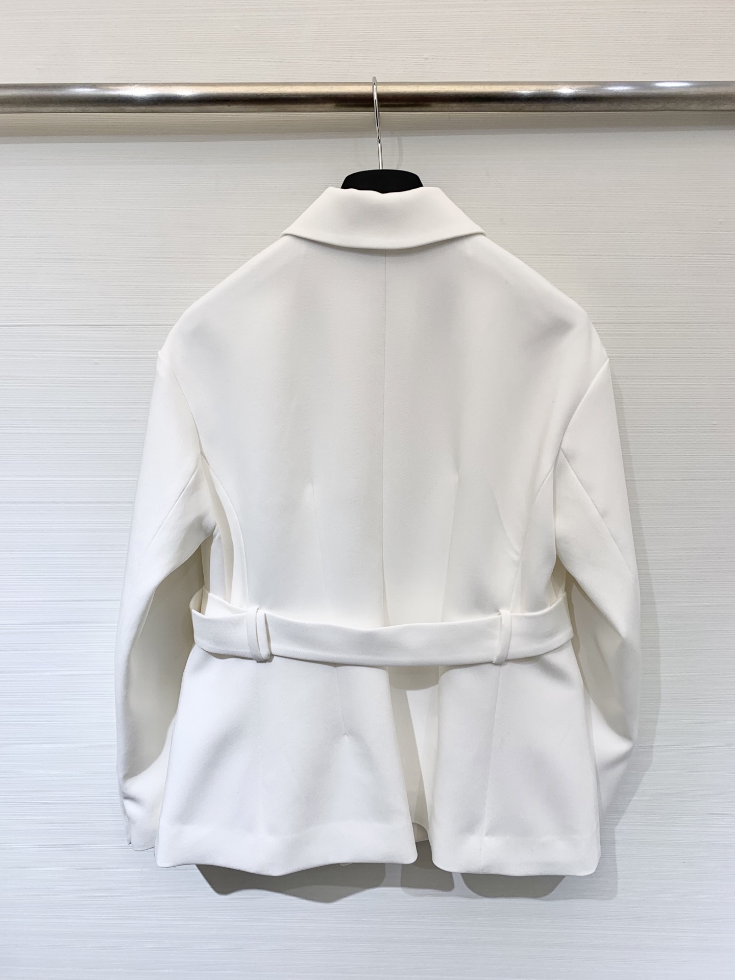 Dior 25秋冬新款 斜扣腰带收腰西服外套 这款 Marlène 优雅的经典单品 采用99%绵羊毛➕1