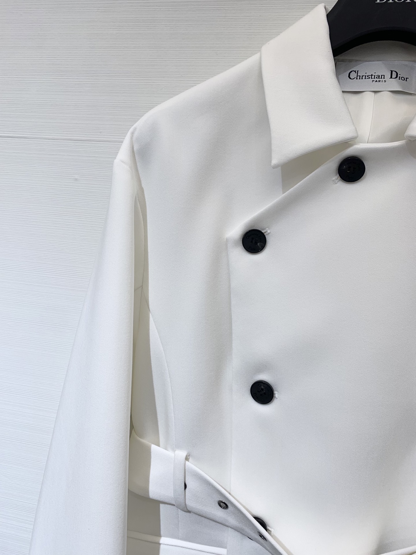 Dior 25秋冬新款 斜扣腰带收腰西服外套 这款 Marlène 优雅的经典单品 采用99%绵羊毛➕1