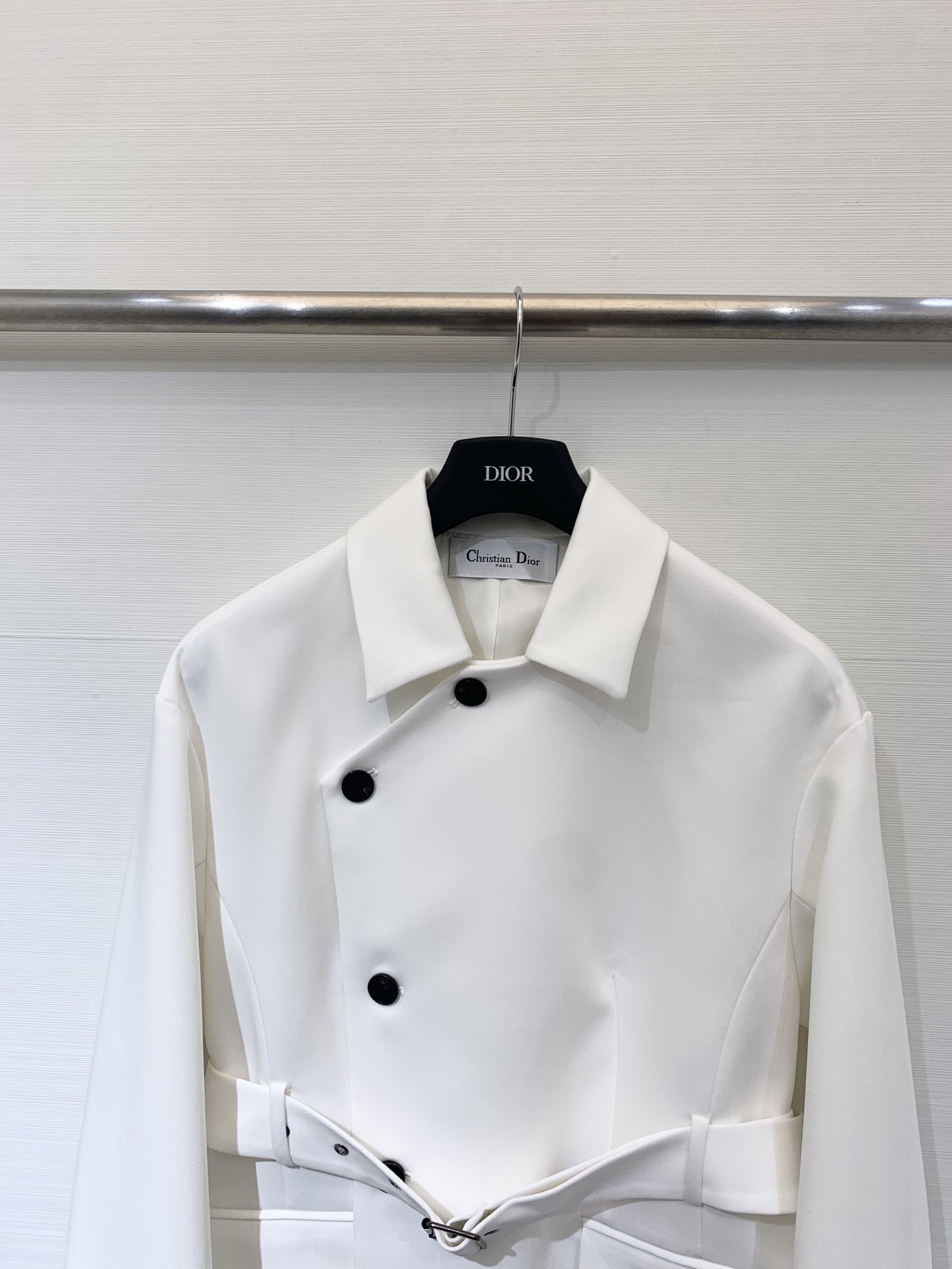 Dior 25秋冬新款 斜扣腰带收腰西服外套 这款 Marlène 优雅的经典单品 采用99%绵羊毛➕1
