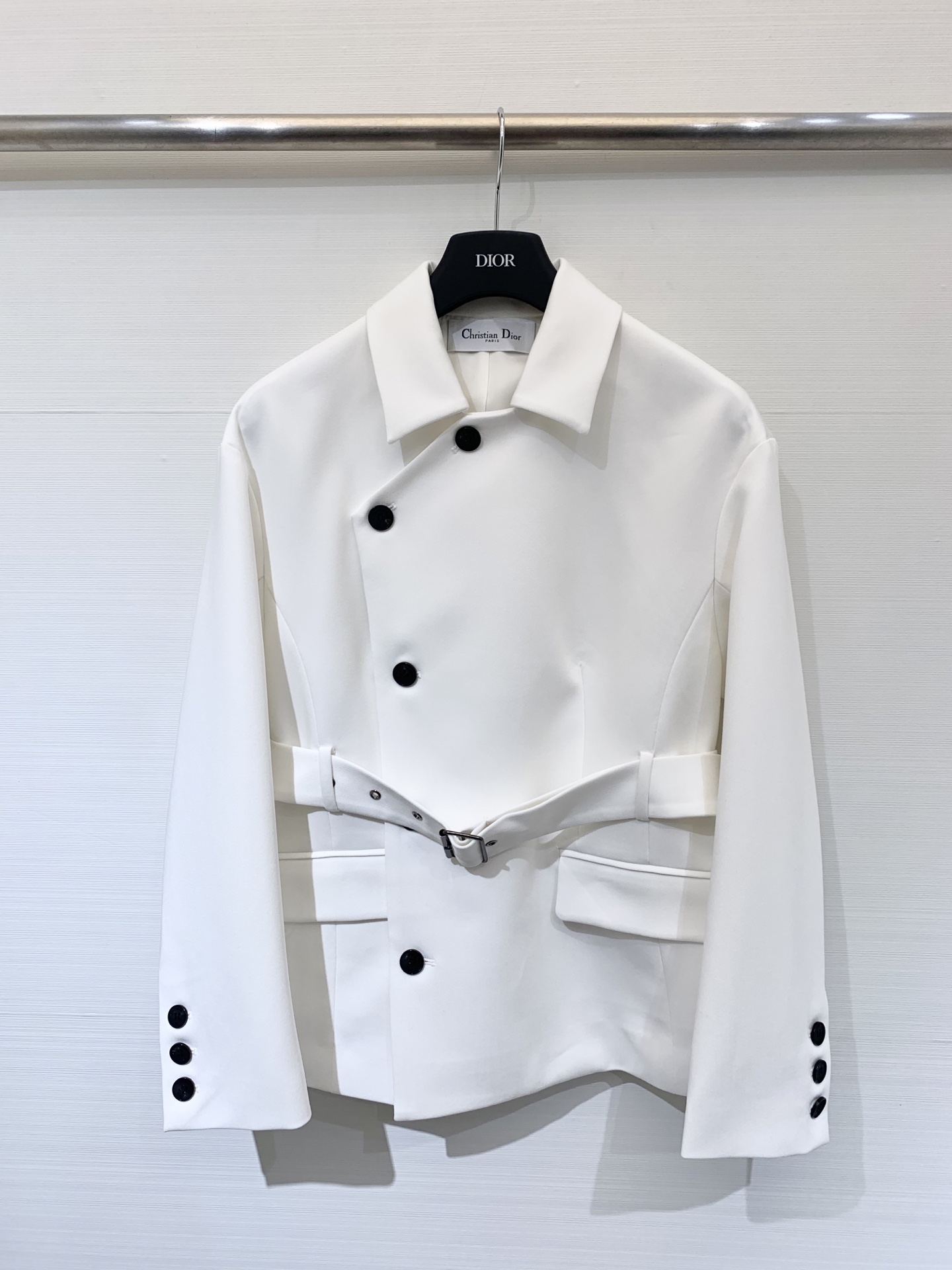 Dior 25秋冬新款 斜扣腰带收腰西服外套 这款 Marlène 优雅的经典单品 采用99%绵羊毛➕1