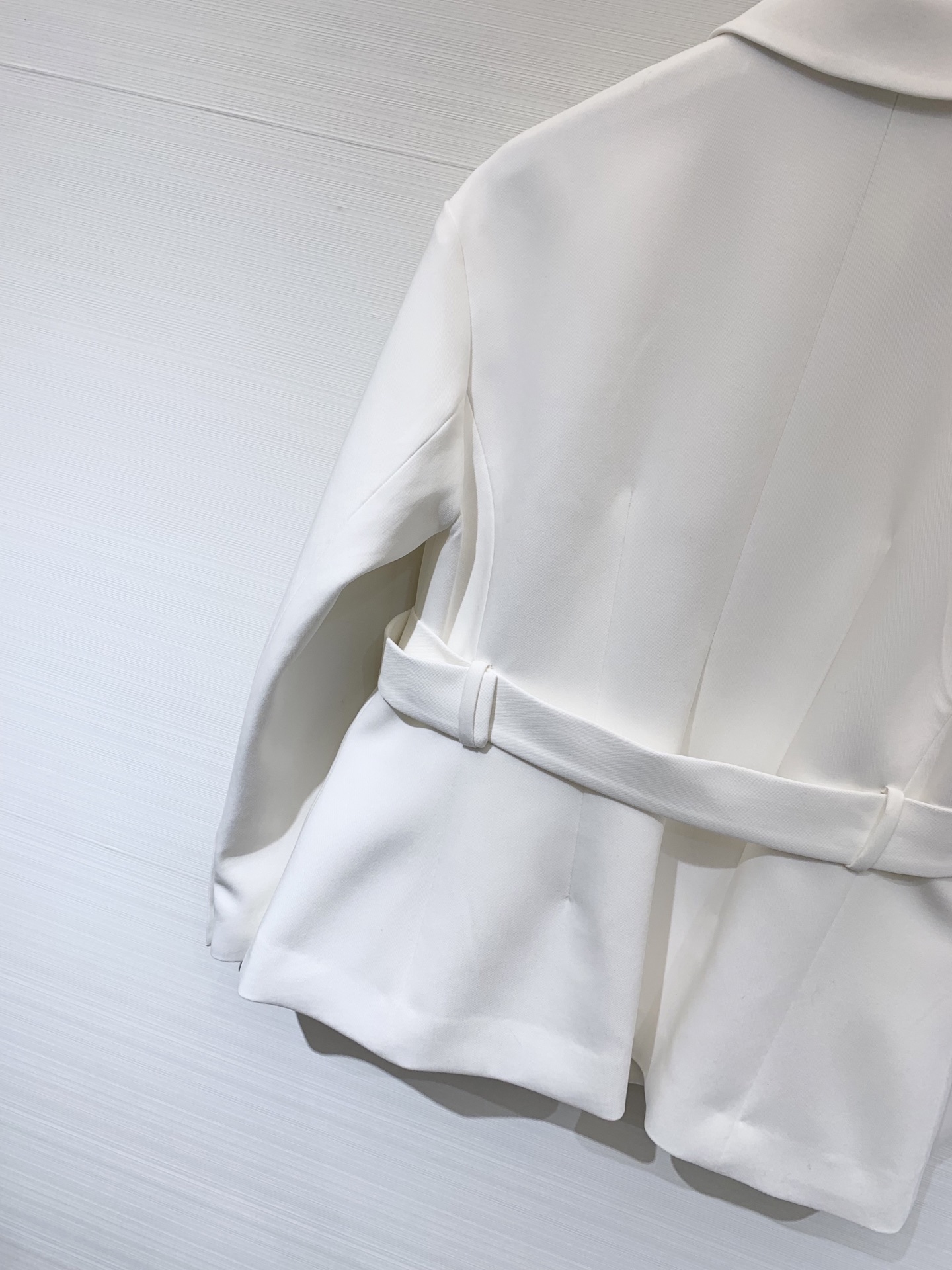 Dior 25秋冬新款 斜扣腰带收腰西服外套 这款 Marlène 优雅的经典单品 采用99%绵羊毛➕1