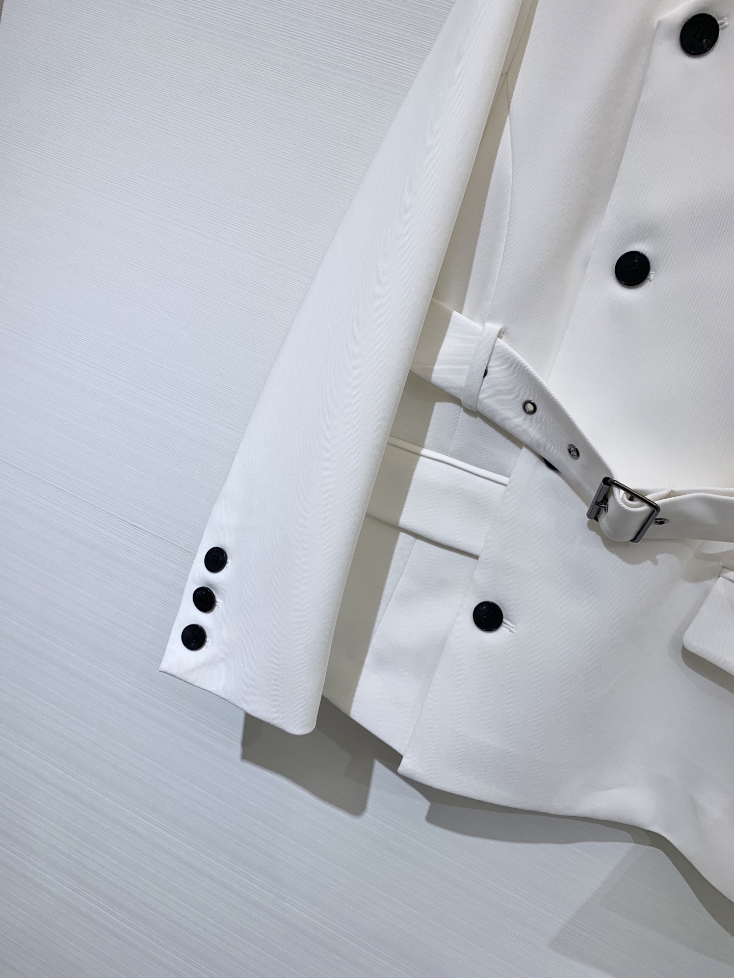 Dior 25秋冬新款 斜扣腰带收腰西服外套 这款 Marlène 优雅的经典单品 采用99%绵羊毛➕1