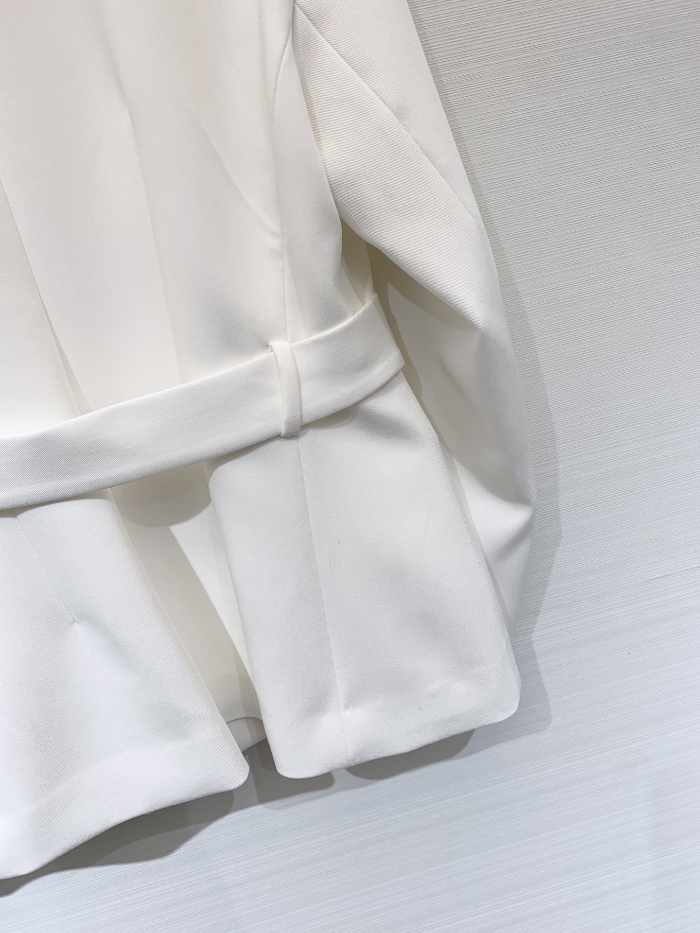 Dior 25秋冬新款 斜扣腰带收腰西服外套 这款 Marlène 优雅的经典单品 采用99%绵羊毛➕1