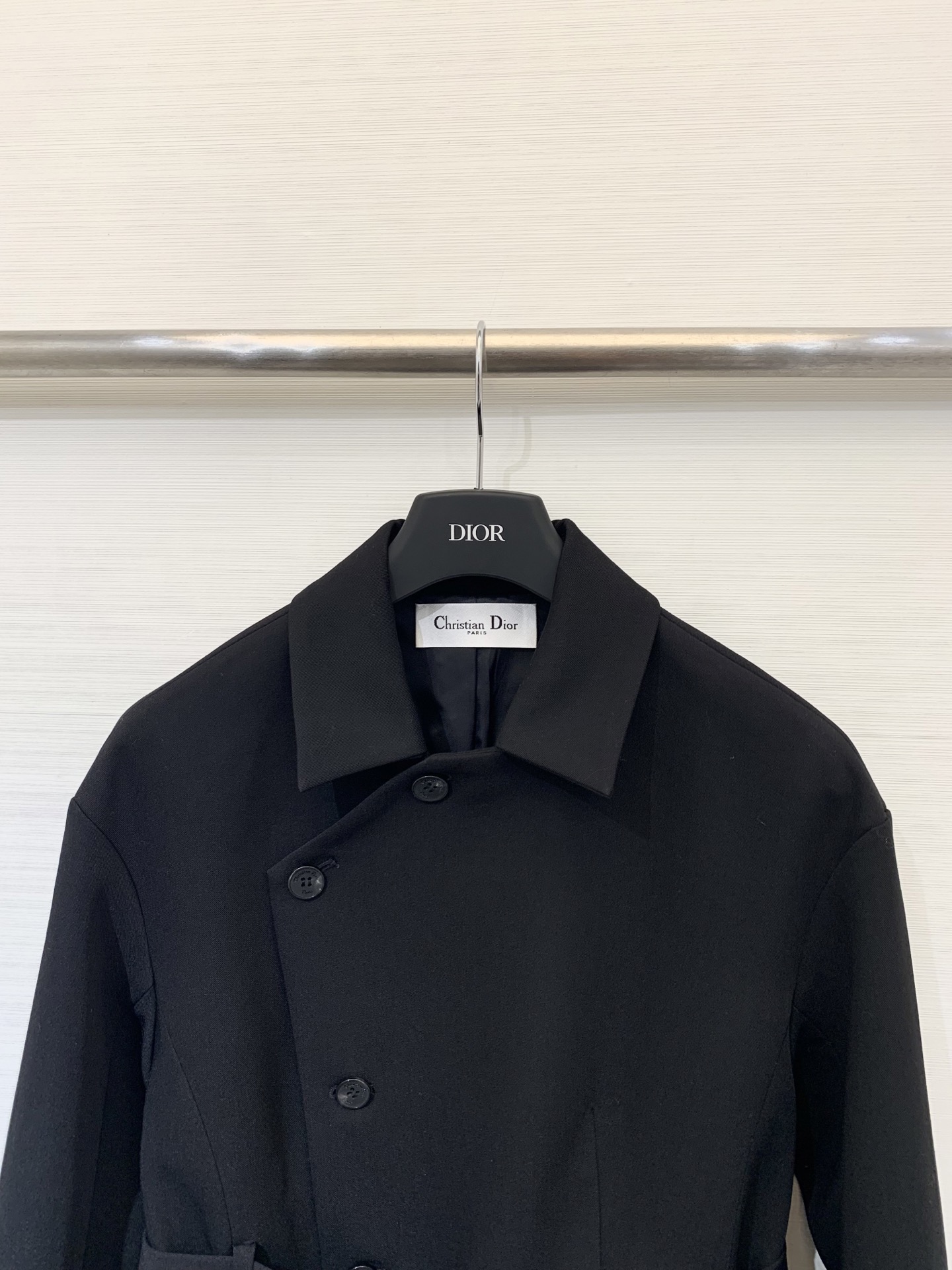 Dior 25秋冬新款 斜扣腰带收腰西服外套 这款 Marlène 优雅的经典单品 采用99%绵羊毛➕1
