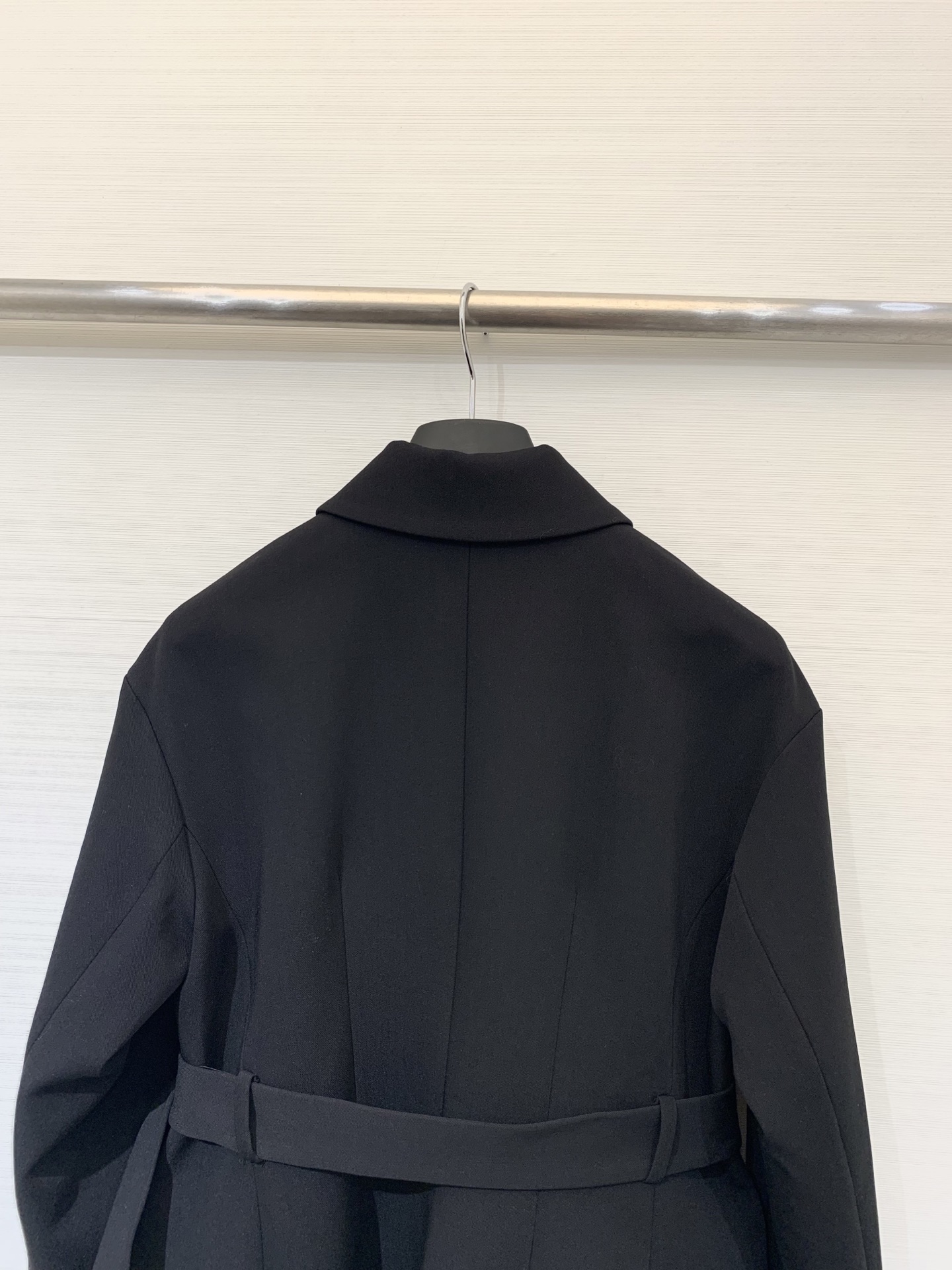 Dior 25秋冬新款 斜扣腰带收腰西服外套 这款 Marlène 优雅的经典单品 采用99%绵羊毛➕1