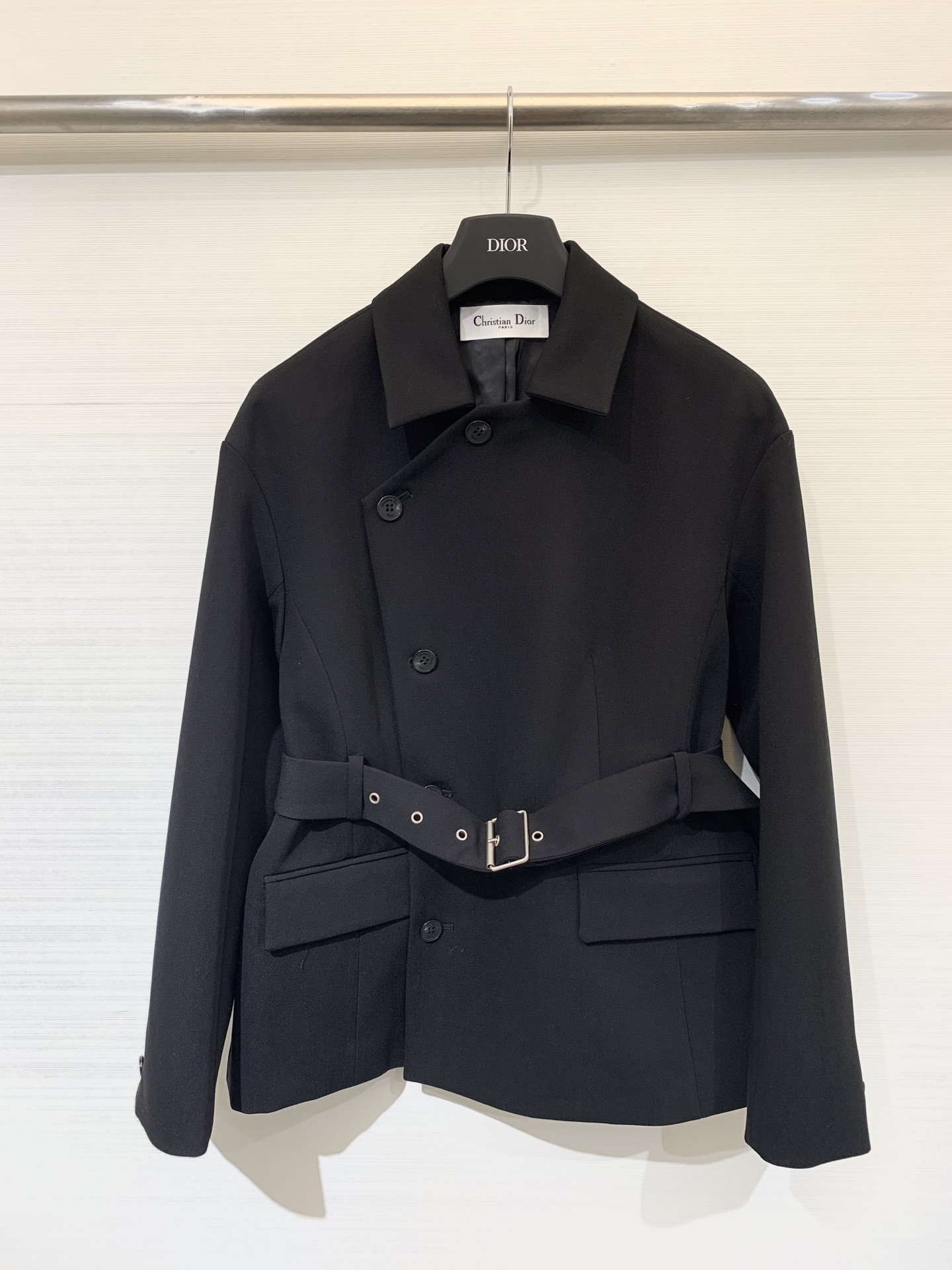 NO:494915,Dior 25 autumn and winter new style, diagonal buckle belt waist-closing suit jacket This elegant classic item is made of 99 wool 1 mulberry silk fabric, paired with logo horn buckle and flip pocket to highlight the waist curve to create a delicate and elegant look Two-color smlxl,,dior, jackets & coats,alexander wang19860909Dior 25秋冬新款 斜扣腰带收腰西服外套 这款 Marlène 优雅的经典单品 采用99绵羊毛1桑蚕丝面料 搭配logo牛角扣和翻盖口袋 突显腰部曲线 打造精致高雅的造型 两色smlxl,,dior,jackets & coats,alexander wang,Women's clothing