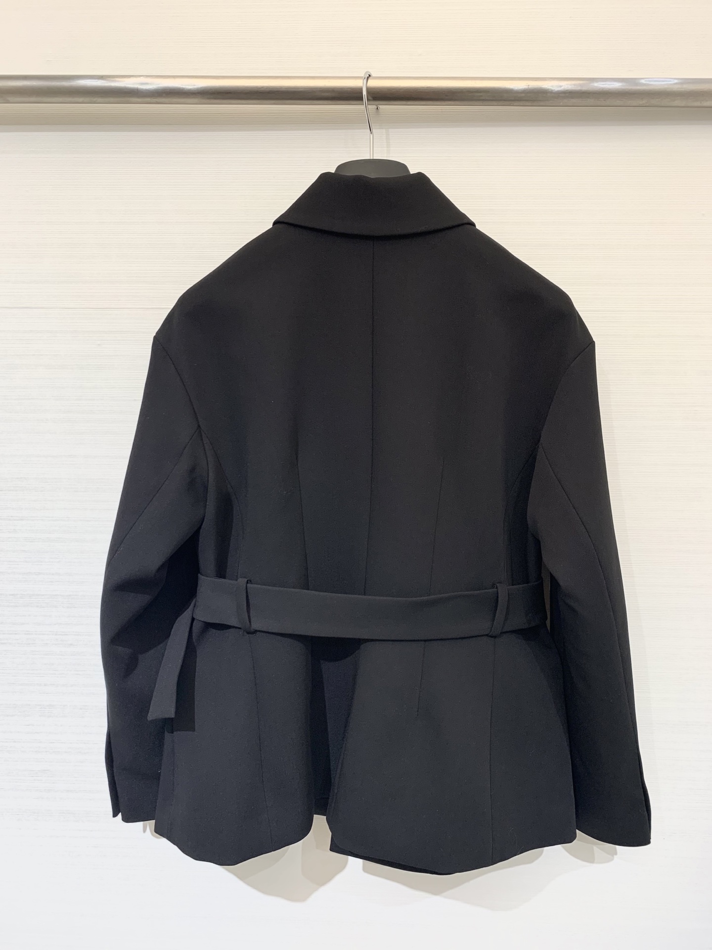 Dior 25秋冬新款 斜扣腰带收腰西服外套 这款 Marlène 优雅的经典单品 采用99%绵羊毛➕1