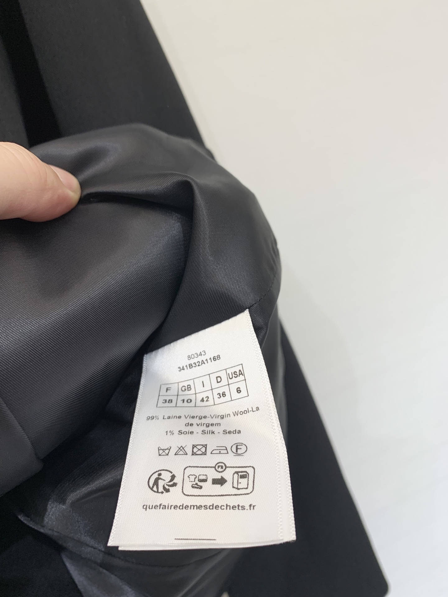 Dior 25秋冬新款 斜扣腰带收腰西服外套 这款 Marlène 优雅的经典单品 采用99%绵羊毛➕1