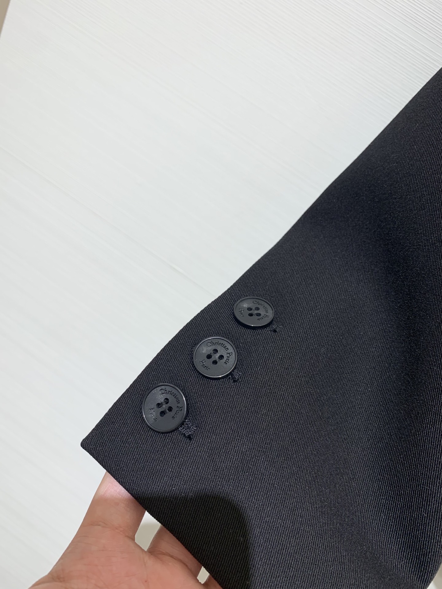 Dior 25秋冬新款 斜扣腰带收腰西服外套 这款 Marlène 优雅的经典单品 采用99%绵羊毛➕1