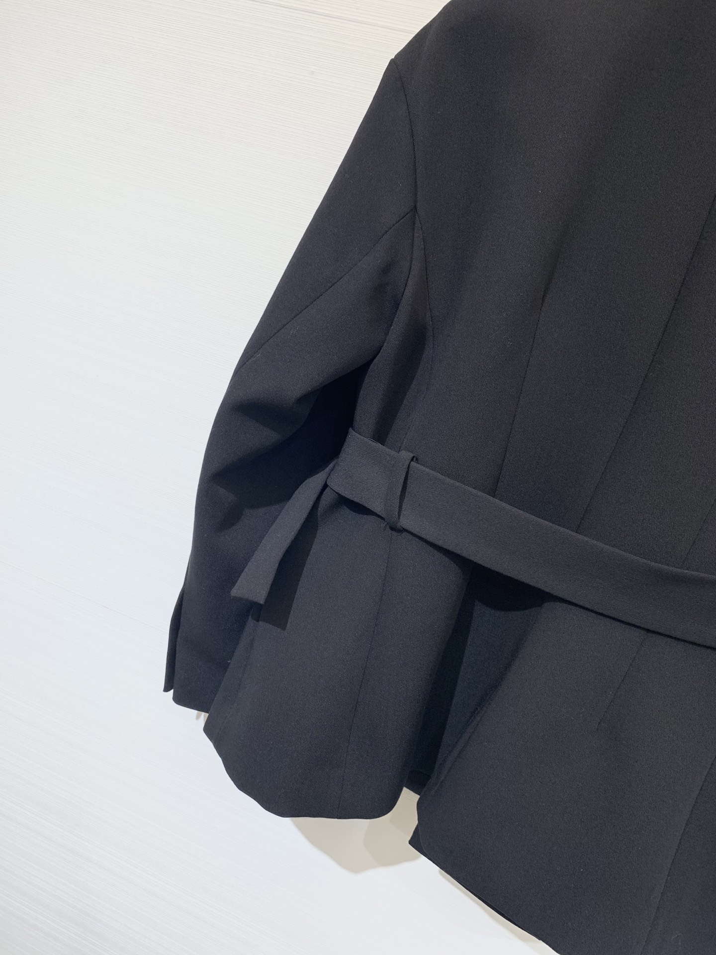 Dior 25秋冬新款 斜扣腰带收腰西服外套 这款 Marlène 优雅的经典单品 采用99%绵羊毛➕1