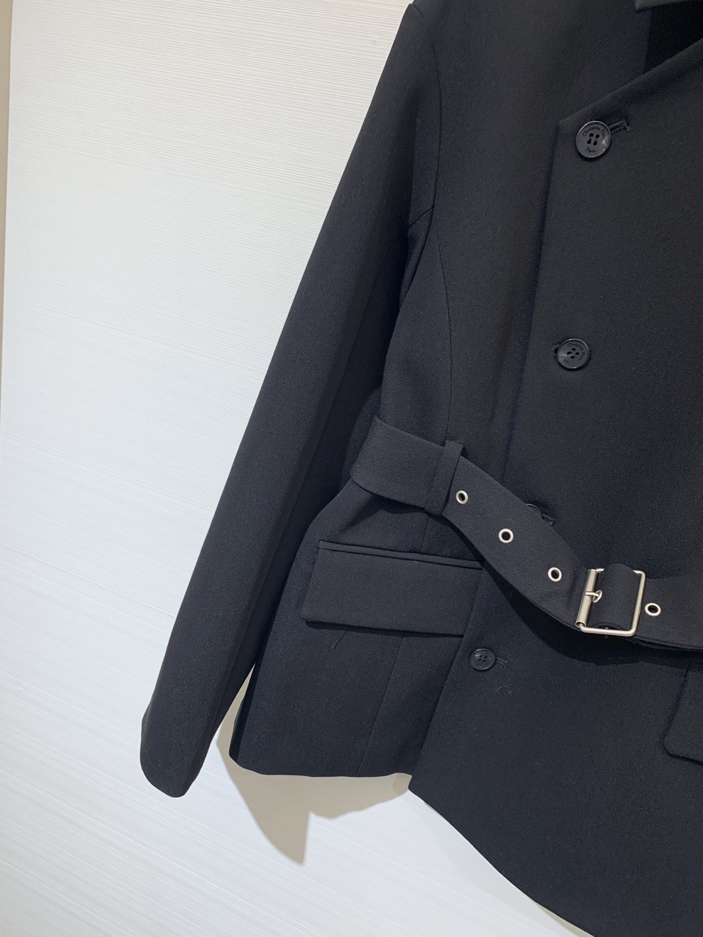 Dior 25秋冬新款 斜扣腰带收腰西服外套 这款 Marlène 优雅的经典单品 采用99%绵羊毛➕1