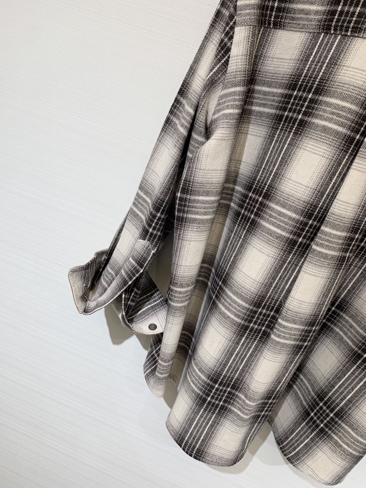 IsabelMarant 25早秋新款 百搭薄呢格子袖口撞色衬衫 采用80%棉20% 再生纤维 这款衬衣