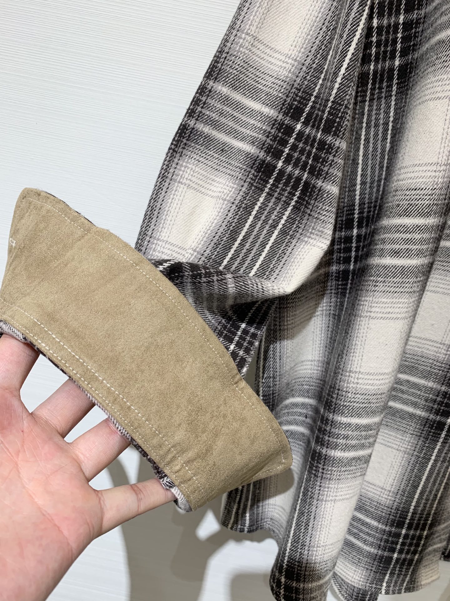 IsabelMarant 25早秋新款 百搭薄呢格子袖口撞色衬衫 采用80%棉20% 再生纤维 这款衬衣