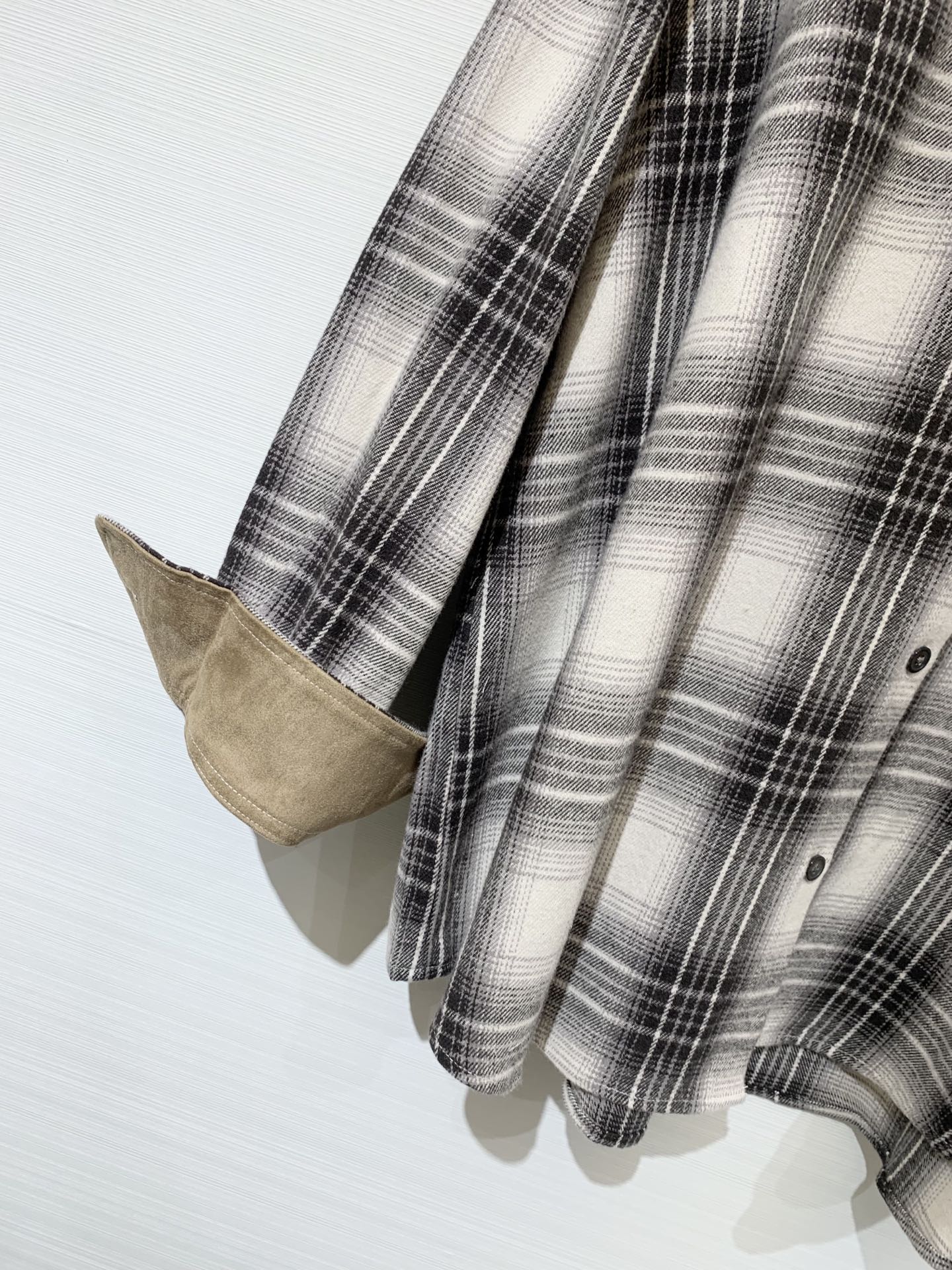 IsabelMarant 25早秋新款 百搭薄呢格子袖口撞色衬衫 采用80%棉20% 再生纤维 这款衬衣