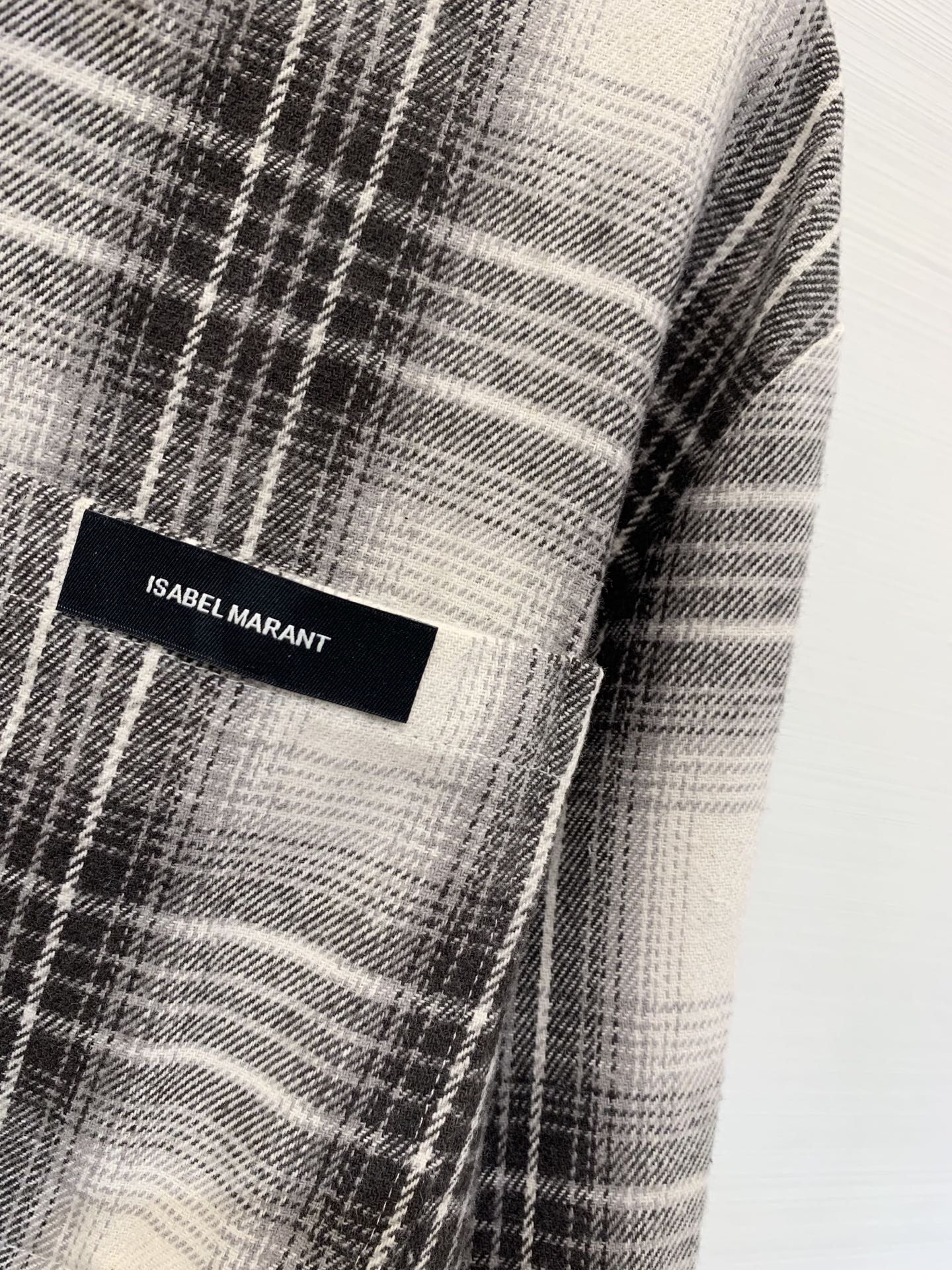 IsabelMarant 25早秋新款 百搭薄呢格子袖口撞色衬衫 采用80%棉20% 再生纤维 这款衬衣