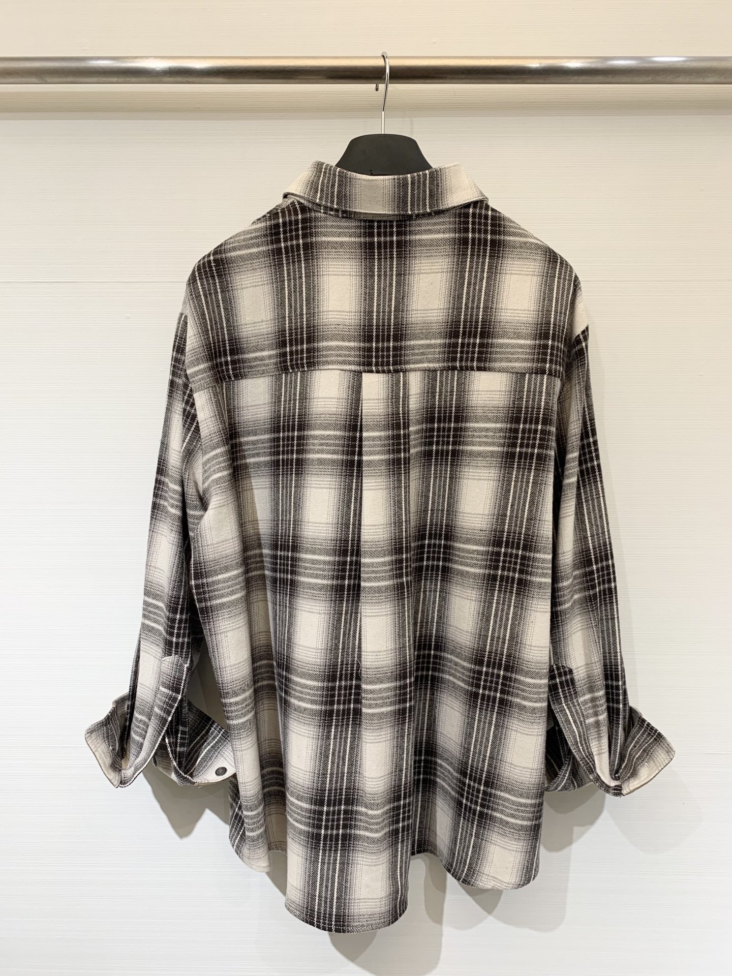 IsabelMarant 25早秋新款 百搭薄呢格子袖口撞色衬衫 采用80%棉20% 再生纤维 这款衬衣