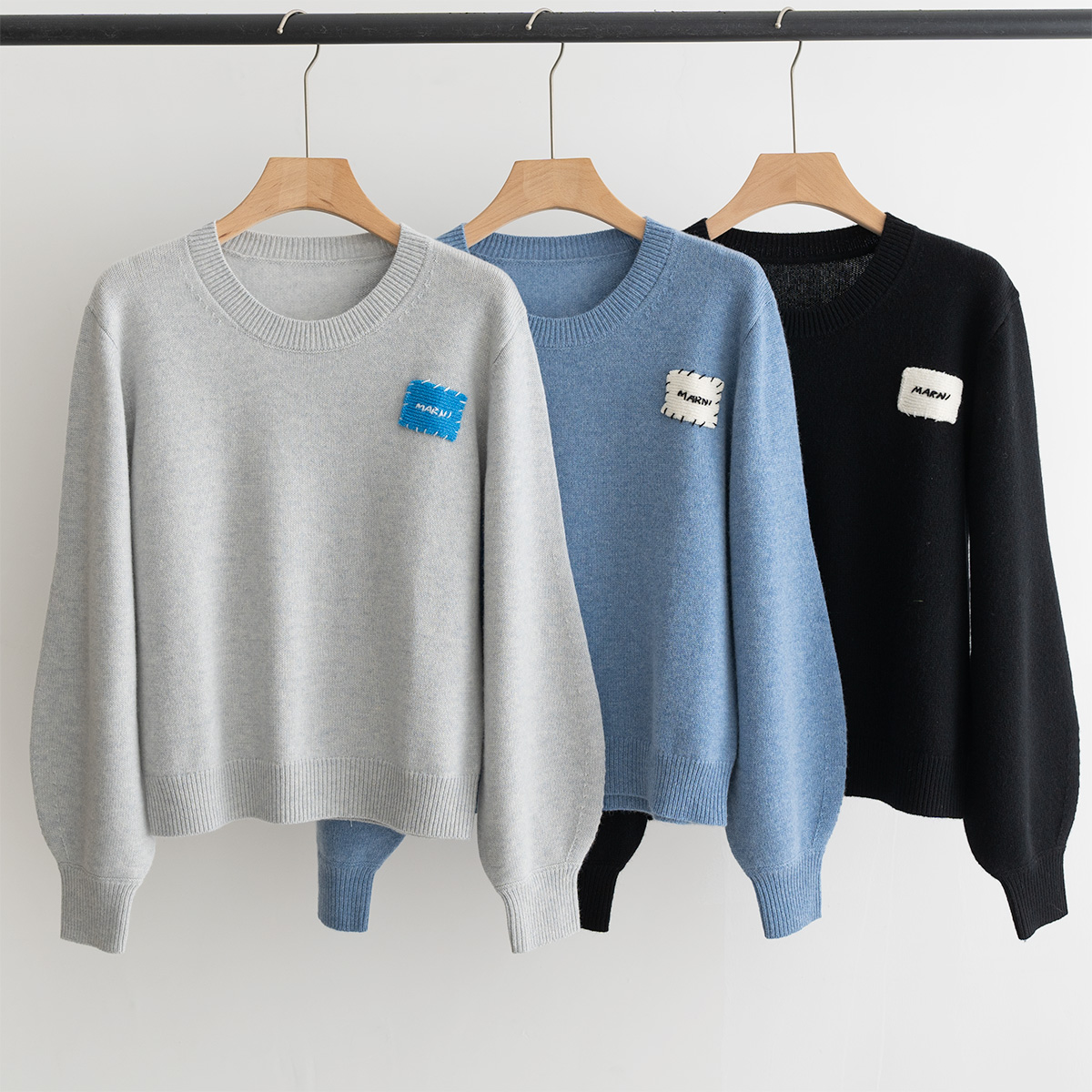 Marni 2025秋冬最新系列 圆领羊绒长袖 衫 单边织法灯笼袖设计 左胸手绣品牌字母 再手缝到固定位